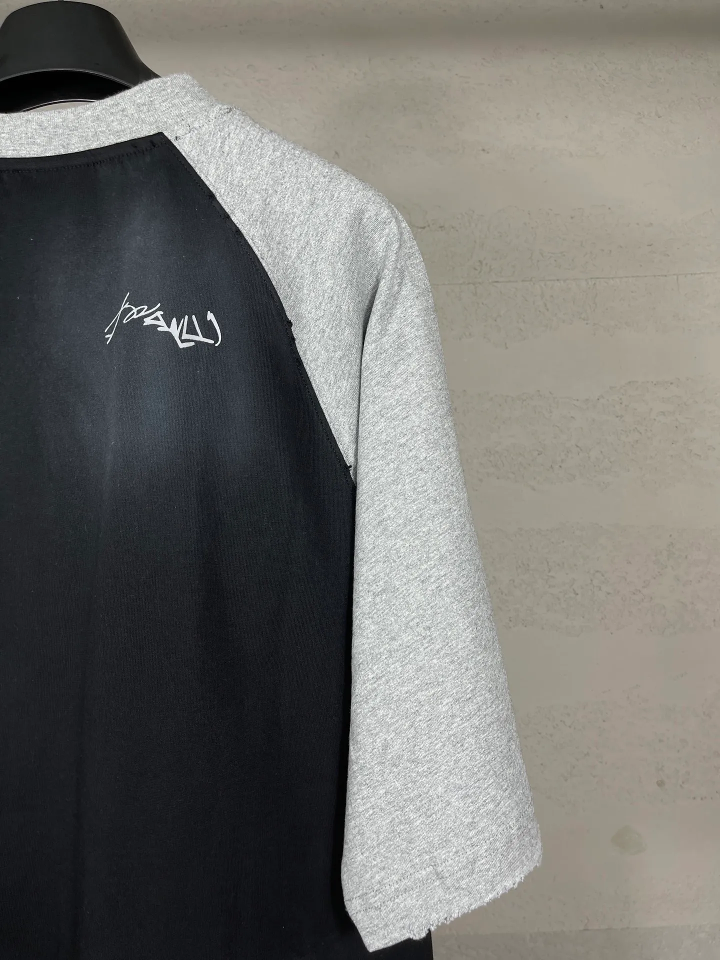 🅿️230 real photos [Top version. Official website quality] BALENCI*GA/Paris #2025 new style raglan sleeves, color matching, signature printing, embroidery LOGO, washed, distressed, hand-painted graffiti, new short-sleeved T-shirt. #2025 Brick Cabinet Synchronization Extra heavy craftsmanship. Welcome to compare. The fabric is made of Paris ZP custom-woven and dyed cotton double yarn, with a weight of 260 grams. The cloth surface is clean. The cloth pattern is clear, soft and comfortable. The threads are dyed with no color difference. The signature is printed with environmentally friendly glue, and the classic letter LOGO is embroidered with an imported Tajima embroidery machine. The letters are clear and the effect is three-dimensional. Restore brick cabinet, adopt OS loose shoulder style. Same style for men and women. Code: BL253728 Color: black, white, yellow Size: XS S M L