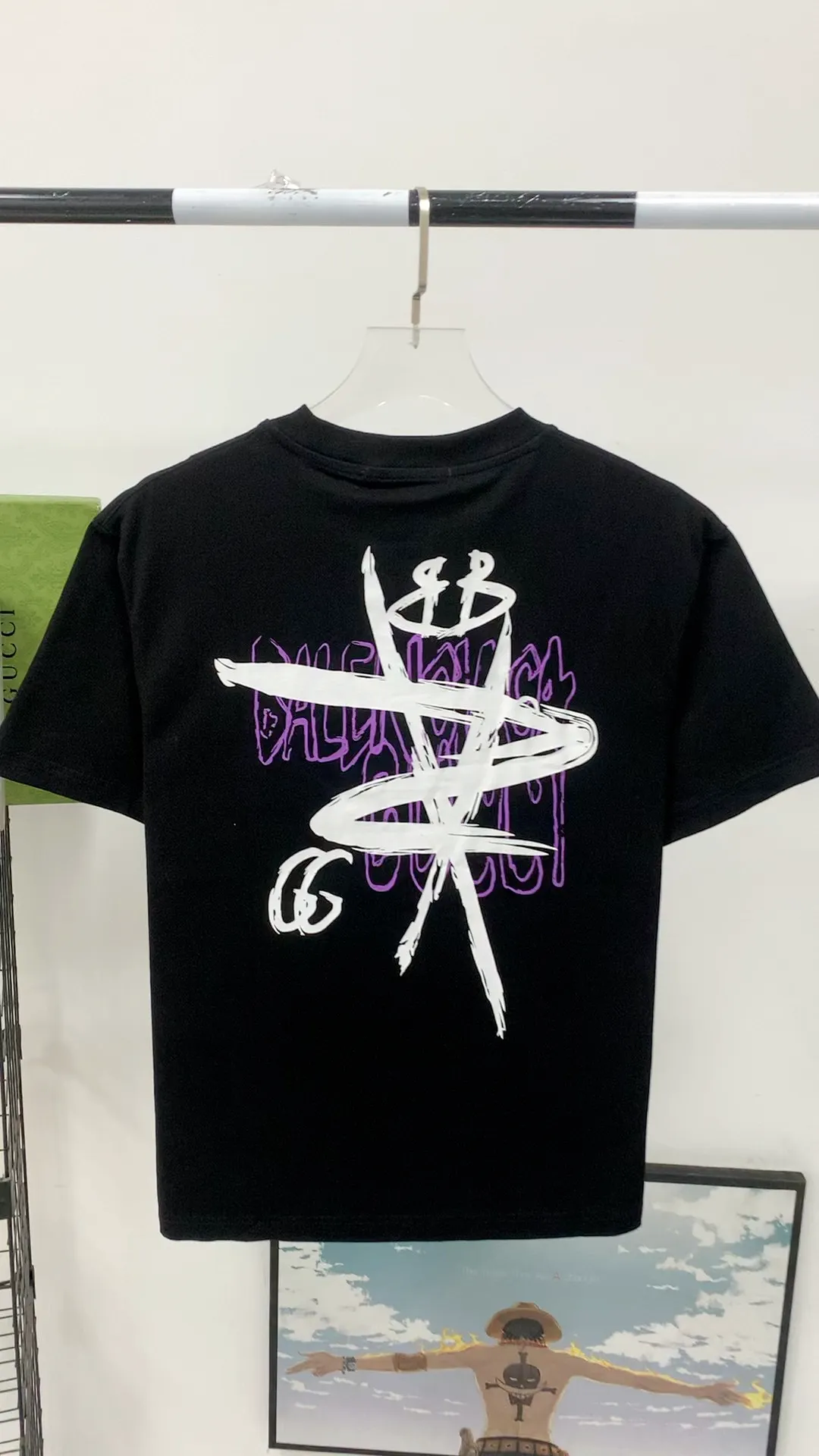 Real shot video on the back————The top tested version Balenciaga co-branded Gucci 2023ss new round neck graffiti unisex pure cotton short-sleeved T-shirt.  [Synchronized new models from the official website | Popular items from Xiaohongshu] 1⃣️The fabric is made of 240g double yarn smooth cotton and has been pre-shrunk at high temperatures. The weight is up to 260g. It is originally equipped with a 1x1 rootless thread collar in the same cylinder and is not easily deformed after repeated washing.  2⃣️Imported glue dot printing, the pattern is clear and recognisable, not easy to crack, positioning cutting, oversize, loose and large version, the upper body effect is very slimming.  3⃣️Customized full set of accessories, complete three standards, factory workmanship, No. 9 imported needles with precision routing, high quality!  Color: Black, White, Size: XS S, M, L, P: 260