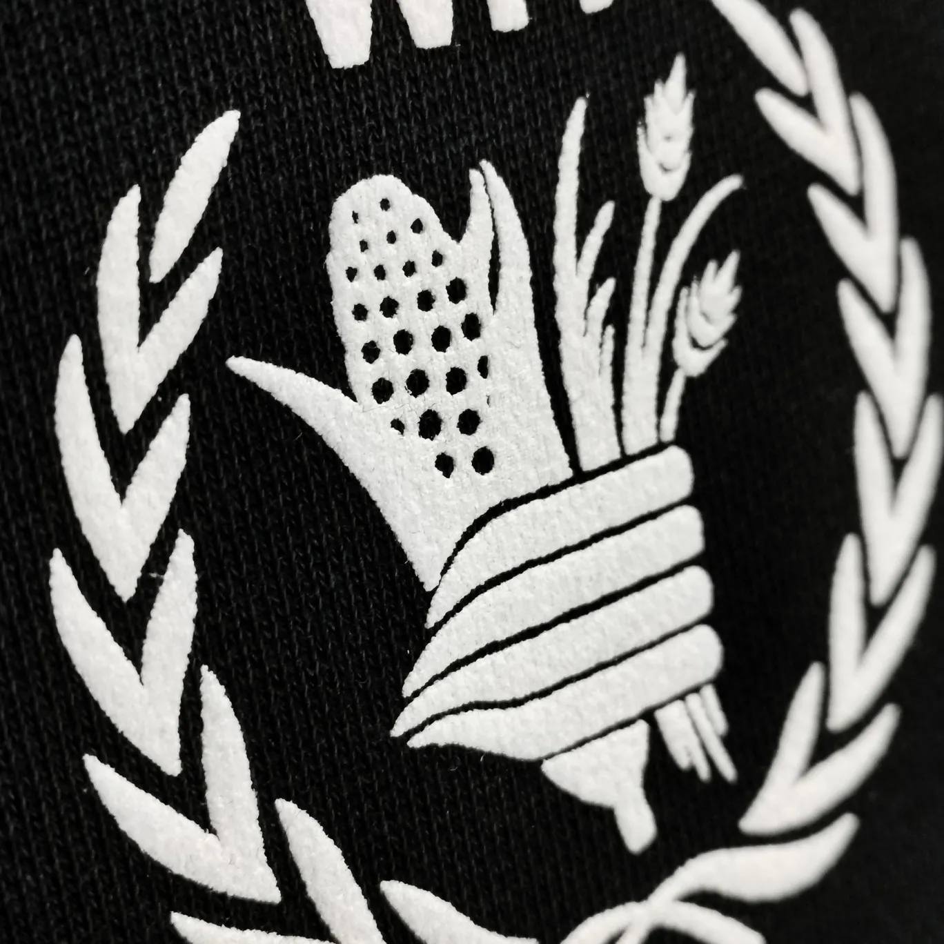 Supplementary details/top quality Balenciaga Balenciaga 22SS new WFP World Food Agency male and female couple celebrity autumn and winter pure cotton hooded sweatshirt. The fabric is made of 480 grams of pure cotton terry material. It does not pill and feels very good. It has been printed and dressed up dozens of times to achieve a 1:1 effect. All imported slurries are used. Proportional foaming powder is added to the slurry to foam at high temperatures. The printing convex effect is very good, and does not shed powder or break. The front and rear panels are washable and environmentally friendly. The entire printing process takes a long time. The hem and cuffs are all customized threads. There is no error in dyeing in the same vat. The workmanship is perfect. The accessories are all customized. This year’s market hot trend has many Internet celebrities. The top is very trendy. The same style for men and women. OverSzie version. Color: Black White Size: XS-L P:450