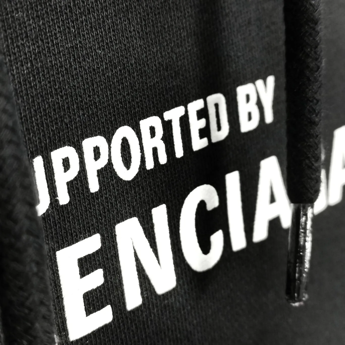 Supplementary details/top quality Balenciaga Balenciaga 22SS new WFP World Food Agency male and female couple celebrity autumn and winter pure cotton hooded sweatshirt. The fabric is made of 480 grams of pure cotton terry material. It does not pill and feels very good. It has been printed and dressed up dozens of times to achieve a 1:1 effect. All imported slurries are used. Proportional foaming powder is added to the slurry to foam at high temperatures. The printing convex effect is very good, and does not shed powder or break. The front and rear panels are washable and environmentally friendly. The entire printing process takes a long time. The hem and cuffs are all customized threads. There is no error in dyeing in the same vat. The workmanship is perfect. The accessories are all customized. This year’s market hot trend has many Internet celebrities. The top is very trendy. The same style for men and women. OverSzie version. Color: Black White Size: XS-L P:450