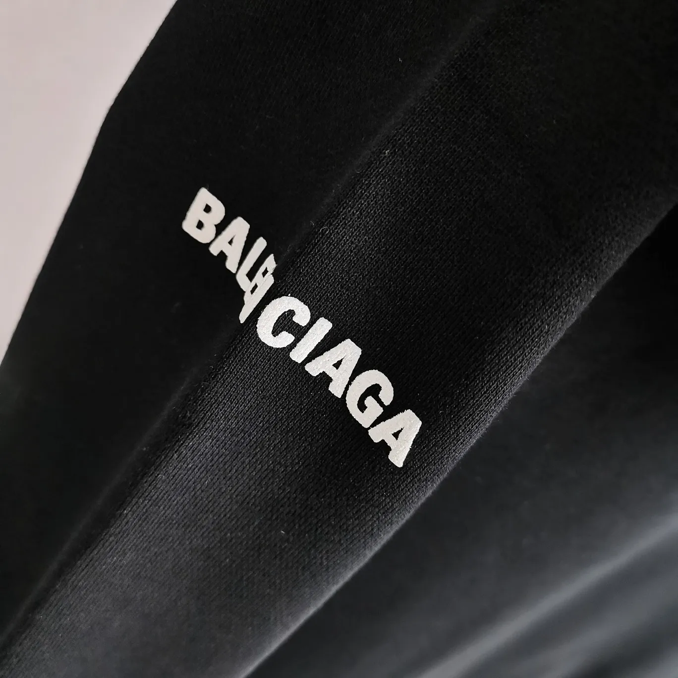 Supplementary details/top quality Balenciaga Balenciaga 22SS new WFP World Food Agency male and female couple celebrity autumn and winter pure cotton hooded sweatshirt. The fabric is made of 480 grams of pure cotton terry material. It does not pill and feels very good. It has been printed and dressed up dozens of times to achieve a 1:1 effect. All imported slurries are used. Proportional foaming powder is added to the slurry to foam at high temperatures. The printing convex effect is very good, and does not shed powder or break. The front and rear panels are washable and environmentally friendly. The entire printing process takes a long time. The hem and cuffs are all customized threads. There is no error in dyeing in the same vat. The workmanship is perfect. The accessories are all customized. This year’s market hot trend has many Internet celebrities. The top is very trendy. The same style for men and women. OverSzie version. Color: Black White Size: XS-L P:450