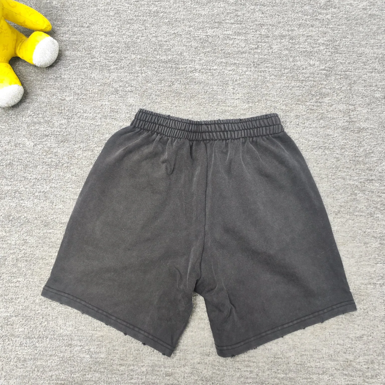 Top version BLCG 22SS Balenciaga flame print washed shorts. The weight after washing is up to 480 grams. The whole pair of pants is washed after being made. The whole pants are evenly whitened. The upper body is very high-end. Original customized accessories dust-proof packaging. Balenciaga/Balenciaga 23s Wave Coke shorts are a classic and versatile style. With these pants, they are perfect no matter what clothes you wear. Size: S-L Color: washed black P:290