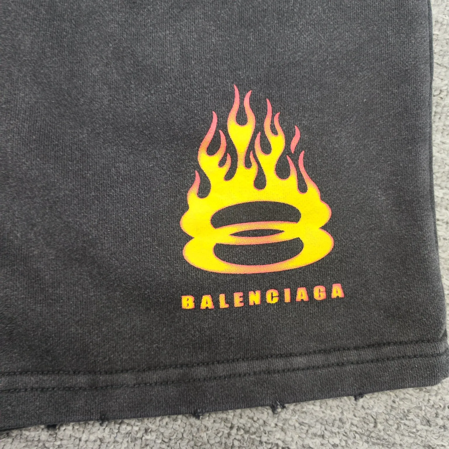 Top version BLCG 22SS Balenciaga flame print washed shorts. The weight after washing is up to 480 grams. The whole pair of pants is washed after being made. The whole pants are evenly whitened. The upper body is very high-end. Original customized accessories dust-proof packaging. Balenciaga/Balenciaga 23s Wave Coke shorts are a classic and versatile style. With these pants, they are perfect no matter what clothes you wear. Size: S-L Color: washed black P:290