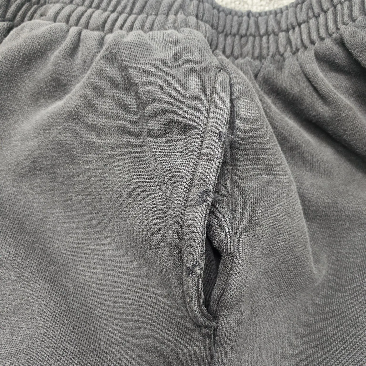 Top version BLCG 22SS Balenciaga flame print washed shorts. The weight after washing is up to 480 grams. The whole pair of pants is washed after being made. The whole pants are evenly whitened. The upper body is very high-end. Original customized accessories dust-proof packaging. Balenciaga/Balenciaga 23s Wave Coke shorts are a classic and versatile style. With these pants, they are perfect no matter what clothes you wear. Size: S-L Color: washed black P:290