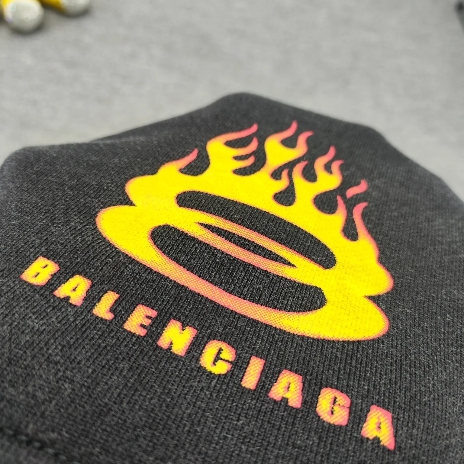 Top version BLCG 22SS Balenciaga flame print washed shorts. The weight after washing is up to 480 grams. The whole pair of pants is washed after being made. The whole pants are evenly whitened. The upper body is very high-end. Original customized accessories dust-proof packaging. Balenciaga/Balenciaga 23s Wave Coke shorts are a classic and versatile style. With these pants, they are perfect no matter what clothes you wear. Size: S-L Color: washed black P:290