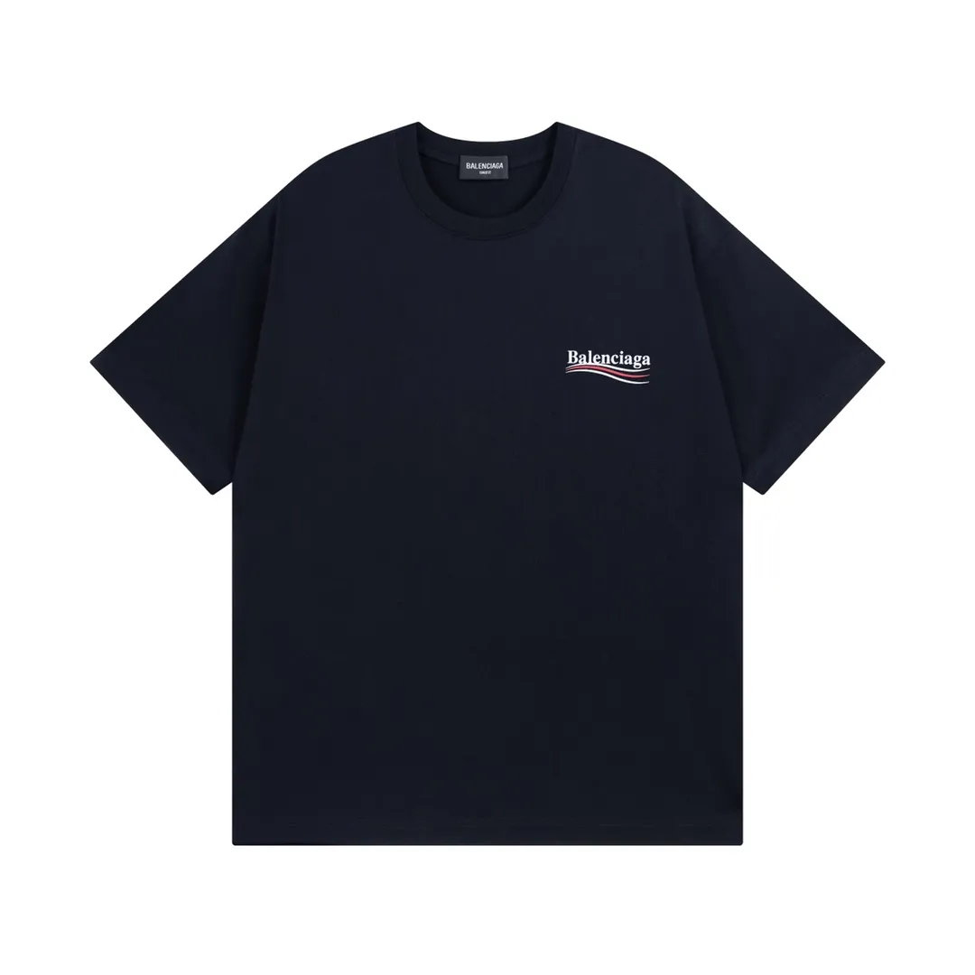 🅿️166 Detailed picture [Top version. Official website quality] BALENCI*GA/Paris #Classic, Coke printed short-sleeved T-shirt# The fabric is made of Paris ZP custom-woven and dyed cotton double yarn. Weighing 260 grams, the cloth surface is clean. The cloth pattern is clear, soft and comfortable. The threads are dyed with no color difference. The classic pattern printing uses environmentally friendly imported glue and precision stencil. The letters are clear. No burrs. The three-dimensional effect is strong. All colors are synchronized with the brick cabinets, custom woven and dyed, and will not fade. Different market currencies. The version adopts OS loose shoulder style. Same style for men and women. Code: BL223029 Color: white, black, yellow, red, gray, gray orchid, blue, military green, navy. Size: XS to L