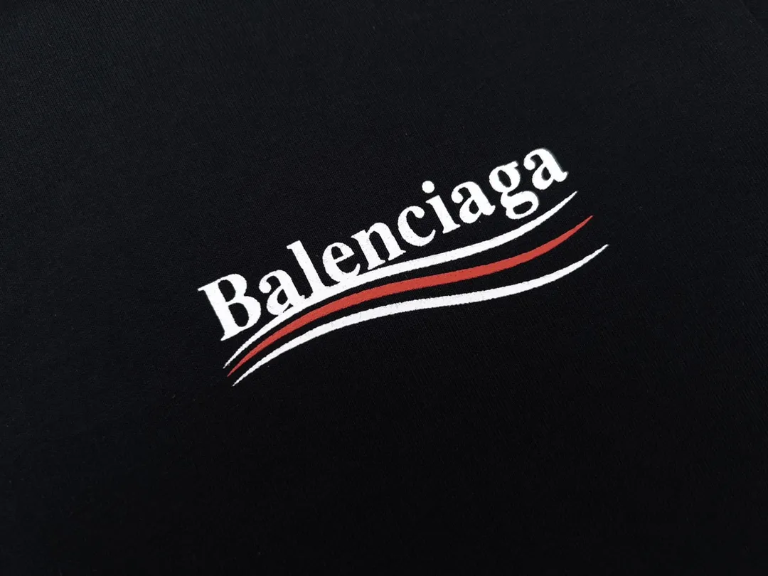 🅿️166 Detailed picture [Top version. Official website quality] BALENCI*GA/Paris #Classic, Coke printed short-sleeved T-shirt# The fabric is made of Paris ZP custom-woven and dyed cotton double yarn. Weighing 260 grams, the cloth surface is clean. The cloth pattern is clear, soft and comfortable. The threads are dyed with no color difference. The classic pattern printing uses environmentally friendly imported glue and precision stencil. The letters are clear. No burrs. The three-dimensional effect is strong. All colors are synchronized with the brick cabinets, custom woven and dyed, and will not fade. Different market currencies. The version adopts OS loose shoulder style. Same style for men and women. Code: BL223029 Color: white, black, yellow, red, gray, gray orchid, blue, military green, navy. Size: XS to L