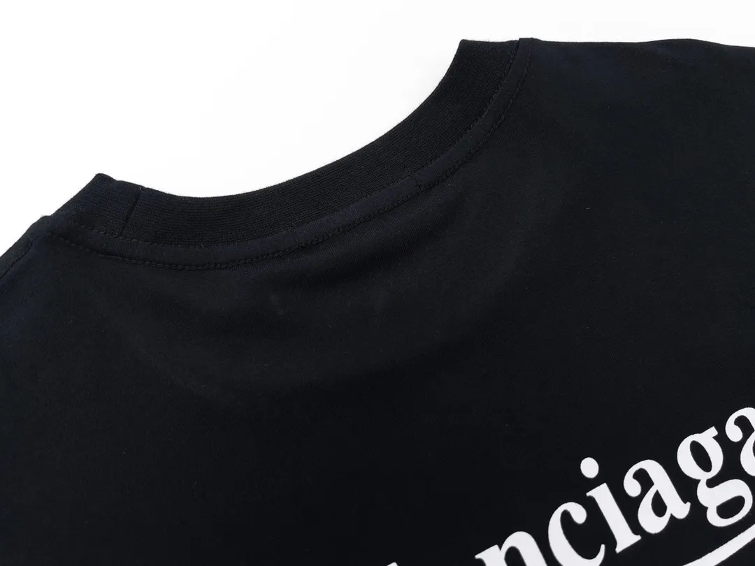 🅿️166 Detailed picture [Top version. Official website quality] BALENCI*GA/Paris #Classic, Coke printed short-sleeved T-shirt# The fabric is made of Paris ZP custom-woven and dyed cotton double yarn. Weighing 260 grams, the cloth surface is clean. The cloth pattern is clear, soft and comfortable. The threads are dyed with no color difference. The classic pattern printing uses environmentally friendly imported glue and precision stencil. The letters are clear. No burrs. The three-dimensional effect is strong. All colors are synchronized with the brick cabinets, custom woven and dyed, and will not fade. Different market currencies. The version adopts OS loose shoulder style. Same style for men and women. Code: BL223029 Color: white, black, yellow, red, gray, gray orchid, blue, military green, navy. Size: XS to L