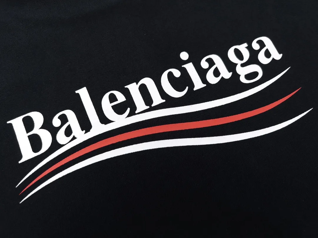 🅿️166 Detailed picture [Top version. Official website quality] BALENCI*GA/Paris #Classic, Coke printed short-sleeved T-shirt# The fabric is made of Paris ZP custom-woven and dyed cotton double yarn. Weighing 260 grams, the cloth surface is clean. The cloth pattern is clear, soft and comfortable. The threads are dyed with no color difference. The classic pattern printing uses environmentally friendly imported glue and precision stencil. The letters are clear. No burrs. The three-dimensional effect is strong. All colors are synchronized with the brick cabinets, custom woven and dyed, and will not fade. Different market currencies. The version adopts OS loose shoulder style. Same style for men and women. Code: BL223029 Color: white, black, yellow, red, gray, gray orchid, blue, military green, navy. Size: XS to L