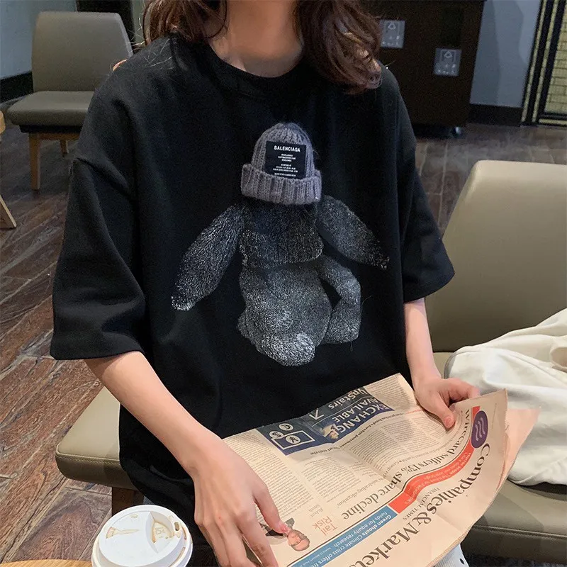 ♻️💯Refer to the model picture for the upper body❤️The top tested version BALENCIAGA plush thread hat rabbit pure cotton loose cotton short-sleeved T-shirt of the same style for men and women couples. Customized woolen hat (with black label on it). The rabbit pattern is made of Kornit digital direct injection. The color is full and the lines are clear, which fully brings out the plush texture of the rabbit. Ordinary digital machines cannot achieve this effect on black fabric, because the overlapping colors of black printing and black fabric will affect the three-dimensional sense of the picture. Only high-precision direct-injection machines can produce a plush picture. From the pictures, everyone can see the precision of the product restoration. The custom-woven 24S 260g double yarn fabric is sweat-absorbent, breathable, and has a full drape. The whole set of cabinets has the same accessories, coding, tags, main wheat, and washing. Top tested version! Color: Black Size: XS-L P:260