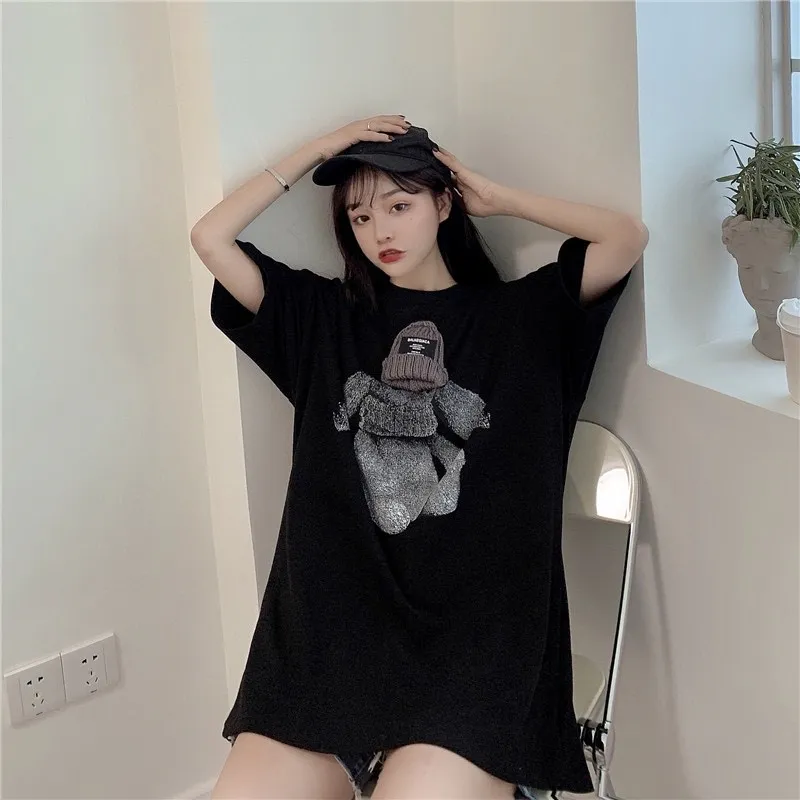 ♻️💯Refer to the model picture for the upper body❤️The top tested version BALENCIAGA plush thread hat rabbit pure cotton loose cotton short-sleeved T-shirt of the same style for men and women couples. Customized woolen hat (with black label on it). The rabbit pattern is made of Kornit digital direct injection. The color is full and the lines are clear, which fully brings out the plush texture of the rabbit. Ordinary digital machines cannot achieve this effect on black fabric, because the overlapping colors of black printing and black fabric will affect the three-dimensional sense of the picture. Only high-precision direct-injection machines can produce a plush picture. From the pictures, everyone can see the precision of the product restoration. The custom-woven 24S 260g double yarn fabric is sweat-absorbent, breathable, and has a full drape. The whole set of cabinets has the same accessories, coding, tags, main wheat, and washing. Top tested version! Color: Black Size: XS-L P:260