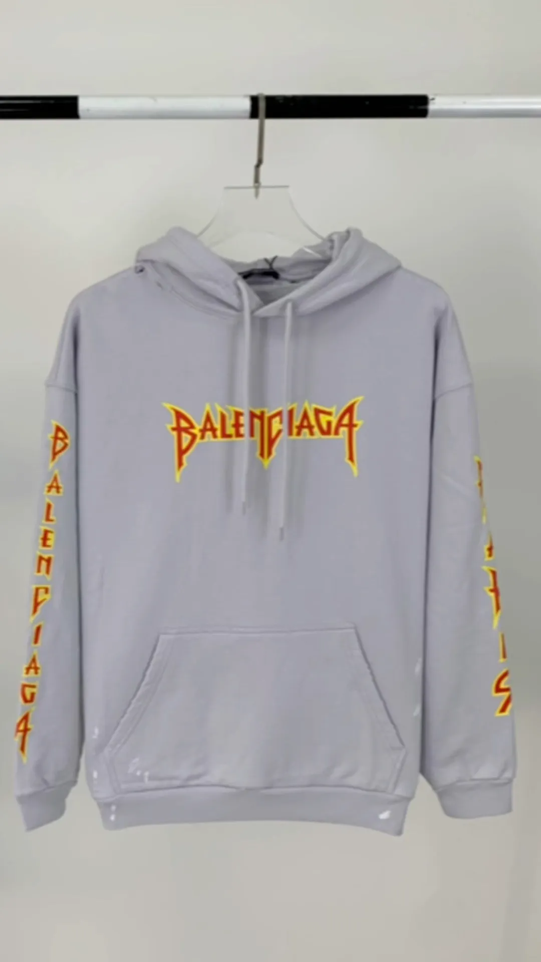 Real shot of the video——Spring and Autumn top version BALENCIAGA Balenciaga lightning flame burst pattern graffiti Xiao Yang’s same style pure cotton hoodie and sweatshirt for male and female couple stars. The front printing has a rubber bursting effect. Imported transparent slurry is used to scrape the bottom to make the printing cracks feel even. You don’t have to worry about it falling off, as long as it’s not violently machine washed (it’s no problem at all to wash and dry it). The hem is artificially embellished with hand-painted prints, creating a French messy graffiti style! All holes on the body are manually worn and positioned. The holes are even and won't affect the overall structure of the clothes, and they won't get bigger with washing! The fabric is made of 480g cotton terry fabric, brand new, washed, and labeled. zp consistent synchronization. Size: XS-L Color: Silver P:470