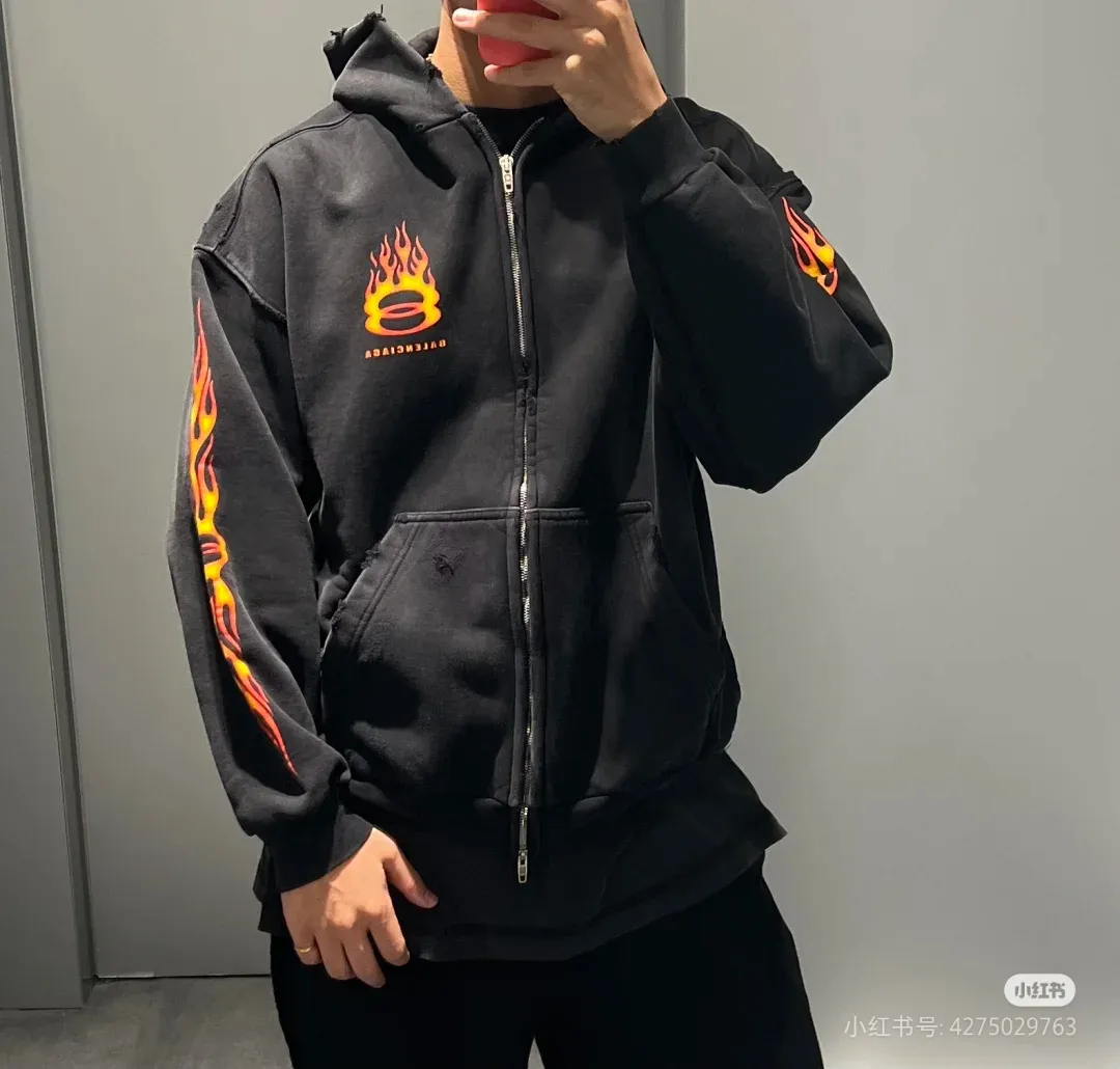 ♻️💯Upper body reference model picture❤️Top version BALENCIAGA/SS Balenciaga 2024 double-ring flame direct-injection printed washed and distressed hooded zipper jacket 2024 new style ✅No.1 quality in this market Real ceiling quality ✅All original development drawings pay attention to details to avoid mixed use of stolen pictures by merchants ✅Correct 450g custom-woven and dyed 100% cotton double yarn compact cotton fabric ✅Imported Conley direct-injection printing color ZP consistent ✅Letter tearing process Clear and firm with no hand feel. ✅ Ready-made garments are washed and distressed. Over-heavy craftsmanship. Good color fastness. ZP consistent. Let me explain why I am a little more expensive than others. 1. It seems to be a simple printing or embroidery. In fact, it is not simple at all. 10000% imported machine restoration is not just a lip service. You are welcome to compare with peers. 2. Each model is produced by the company. The detailed workmanship and fabrics are consistent with the original ones. There is no color difference between the details and the counters. Reproduction is not terrible. Whoever is fake is embarrassed. It’s not shameful to make a replica, it’s shameful if you can’t buy the correct version if you make a replica.  3. Note that the threaded collars are all original collars of certain countries and regions, with high wrapping. The width of the neckline and cabinets are accurate to the millimeter. Thick necklines are not easy to deform. The collars of high-end products are all restored cabinets. They are different from the big collars in the world. Ordinary garbage short-sleeves are printed with a print. The clavicle of the upper body is exposed. Please be patient. Customers who have bought genuine products or have seen genuine products will come back to place orders again. This is quality. This is quality. 4. Different styles of washed wheat main wheat, including imported wheat, have different colors and codes. Really restore the counter. As we all know, Balenciaga's collar labels in each quarter have different English or different colors. This distinguishes fast food from the world's same-colored main wheat washed wheat. 5. Pay attention to the workmanship. The stitching at the neckline has no folds, smooth and natural without overlapping lines, and truly restores this. This is something that many people cannot do. 6. The fabric is made of 450g Paris-specific double yarn. No one can make better fabrics than my family. There's really no way to compare it with the ordinary version on the market. Respect it. It's genuine and costs thousands of dollars anyway. Don't go wrong with the quality of street stall products. 7. The workmanship is fully restored and the packaging is fully restored. The cost is huge. 8. I guarantee here that this is the highest quality you can find. P:510 Size: XS-S-M-L (the correct version is very large)