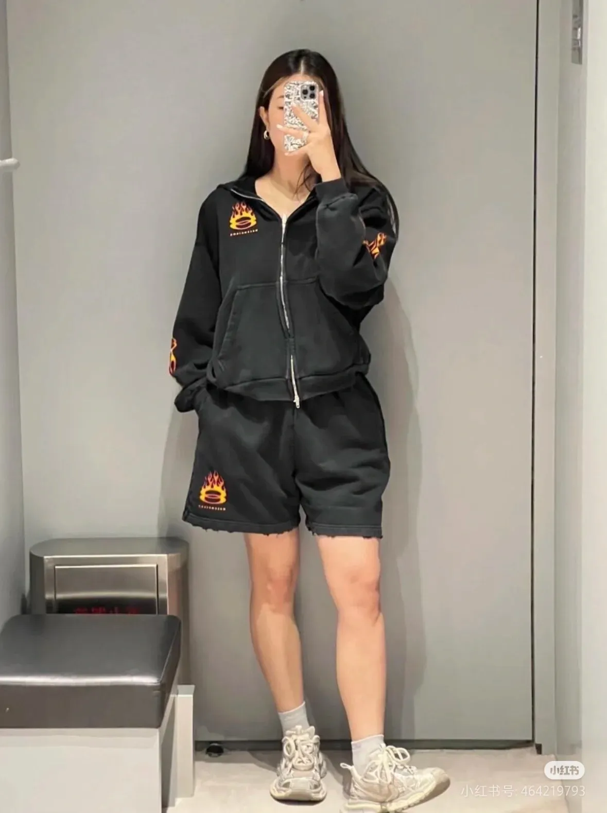 ♻️💯Upper body reference model picture❤️Top version BALENCIAGA/SS Balenciaga 2024 double-ring flame direct-injection printed washed and distressed hooded zipper jacket 2024 new style ✅No.1 quality in this market Real ceiling quality ✅All original development drawings pay attention to details to avoid mixed use of stolen pictures by merchants ✅Correct 450g custom-woven and dyed 100% cotton double yarn compact cotton fabric ✅Imported Conley direct-injection printing color ZP consistent ✅Letter tearing process Clear and firm with no hand feel. ✅ Ready-made garments are washed and distressed. Over-heavy craftsmanship. Good color fastness. ZP consistent. Let me explain why I am a little more expensive than others. 1. It seems to be a simple printing or embroidery. In fact, it is not simple at all. 10000% imported machine restoration is not just a lip service. You are welcome to compare with peers. 2. Each model is produced by the company. The detailed workmanship and fabrics are consistent with the original ones. There is no color difference between the details and the counters. Reproduction is not terrible. Whoever is fake is embarrassed. It’s not shameful to make a replica, it’s shameful if you can’t buy the correct version if you make a replica.  3. Note that the threaded collars are all original collars of certain countries and regions, with high wrapping. The width of the neckline and cabinets are accurate to the millimeter. Thick necklines are not easy to deform. The collars of high-end products are all restored cabinets. They are different from the big collars in the world. Ordinary garbage short-sleeves are printed with a print. The clavicle of the upper body is exposed. Please be patient. Customers who have bought genuine products or have seen genuine products will come back to place orders again. This is quality. This is quality. 4. Different styles of washed wheat main wheat, including imported wheat, have different colors and codes. Really restore the counter. As we all know, Balenciaga's collar labels in each quarter have different English or different colors. This distinguishes fast food from the world's same-colored main wheat washed wheat. 5. Pay attention to the workmanship. The stitching at the neckline has no folds, smooth and natural without overlapping lines, and truly restores this. This is something that many people cannot do. 6. The fabric is made of 450g Paris-specific double yarn. No one can make better fabrics than my family. There's really no way to compare it with the ordinary version on the market. Respect it. It's genuine and costs thousands of dollars anyway. Don't go wrong with the quality of street stall products. 7. The workmanship is fully restored and the packaging is fully restored. The cost is huge. 8. I guarantee here that this is the highest quality you can find. P:510 Size: XS-S-M-L (the correct version is very large)