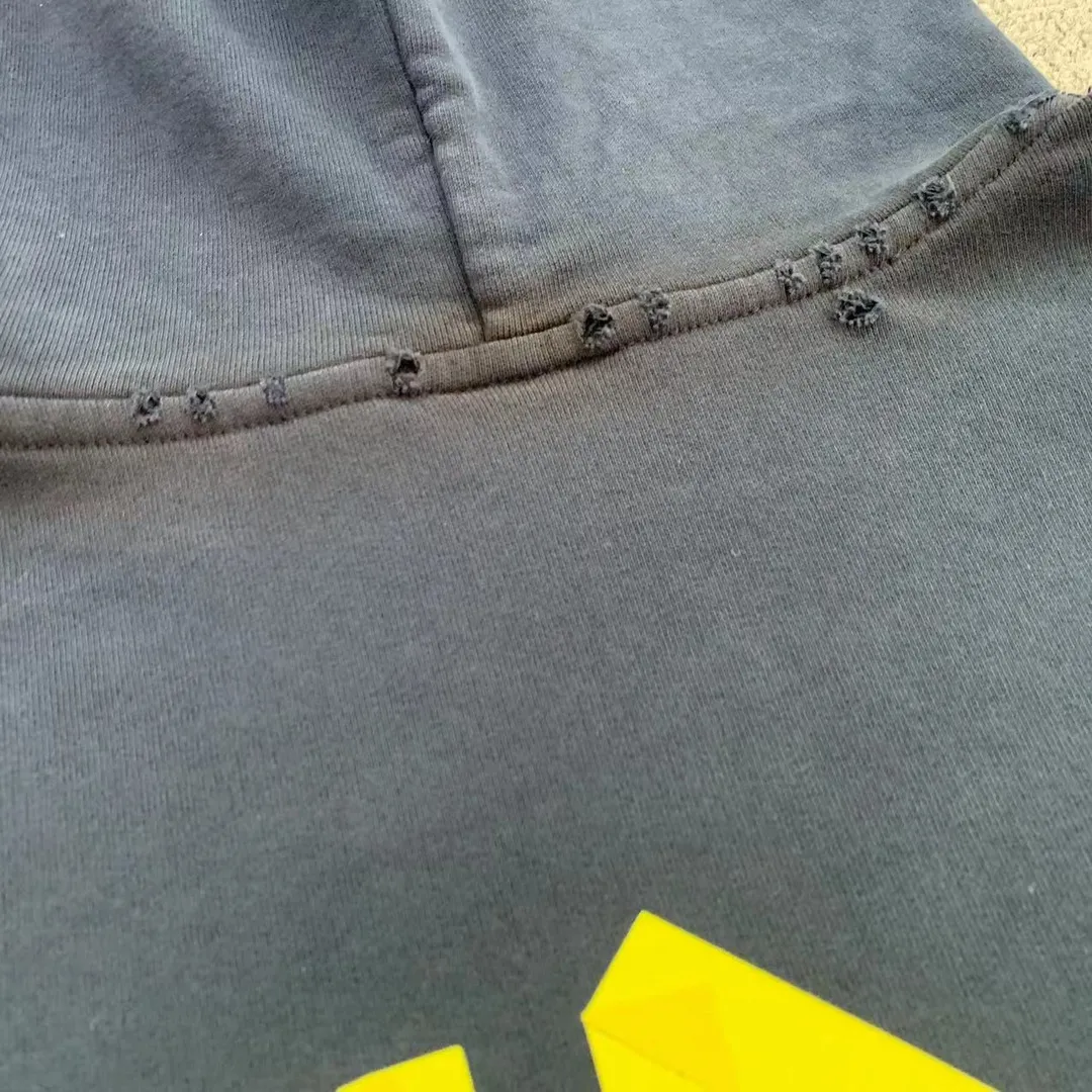 Additional details - Top-quality proven version of Balenciaga 23SS textured paper printed letter double-sided logo hooded loose hooded sweatshirt. This hoodie has a very interesting and cute design. The kangaroo pocket on the front of the large body is a reverse cut design. The double side pockets are hollow, which means that the front view actually deceives your vision. The real pockets are sewn on the terry bottom on the reverse side. It is time-consuming and labor-intensive, but it is the core theme that cannot be ignored in the entire hoodie. In the same detail, the double side pockets are hemmed and stitched with holes; 480g heavyweight pure cotton fabric with fine and small terry bottom. After heavy mud dyeing and washing, the fabric still has a thick foundation and is comfortable and soft. The front and back are double-sided textured paper transfer LOGO and the front and back are printed in different colors. The loose and dropped shoulders are designed for both men and women. This style is also very suitable for girls to match. It can easily create a lazy and casual street feel of the United States and France; Many parts of the body have been hand-grinded with holes. Traces of muddy dyeing can be seen on the neckline, shoulder line, and side cuff splicing. However, the visual effect transition is natural and soft without any dirty feeling. The old effect of the entire hoodie is excellent. The cuff threads are color-matched and custom-woven; the packaging is master-washed and customized. New gray silver letters as the main logo. The dropped shoulder model does not include shoulder width. The version is Kanye's American style. Short and wide street casual version. From short sleeves to sweatshirts, this style is definitely not to be missed. Color: Mud-dyed custom-woven sea blue Size: XS-S-M (can be worn by both men and women, OS loose shoulder) P:510