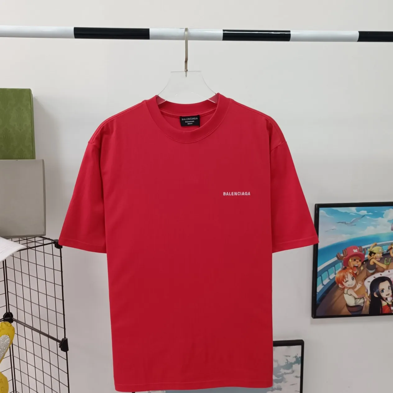[New] The top tried and tested version of BALENCIAGA with large LOGO basic letters on the back, pure cotton loose fit for male and female couples, the same fashion brand high-end short-sleeved T-shirt. The god of simplicity in Paris, a volume sought after by many stars. Lisa’s favorite basic short-sleeved Paris style, which has a very high appearance rate. Wear alone, paired with jeans, shorts, and sweatpants, it's a versatile style. Xiaohongshu, a hot item on INS, a must-have for Paris fans. The logo slogan on the back is made of Tajima embroidery technology. Please pay attention to the importance of the version. Don't make a pattern based on the pictures. If you don't have the original version, you won't be able to make it look one to one like the original version. At most, you can just make a look. It's just a piece of clothing without a soul. The fabric is made of 24S 260g double yarn pure cotton fabric. The threads and fabric are custom woven and dyed in the same style, without color difference.  A complete set of customized tags, collar tags, washed, plastic bags, and most importantly, a complete set of bags, tag codes, and codes are all authentic.  Color: White Black Royal Blue Apricot Floral Gray Pink Beige Chinese Red Deep Sea Blue Purple Size: XS-L P:250