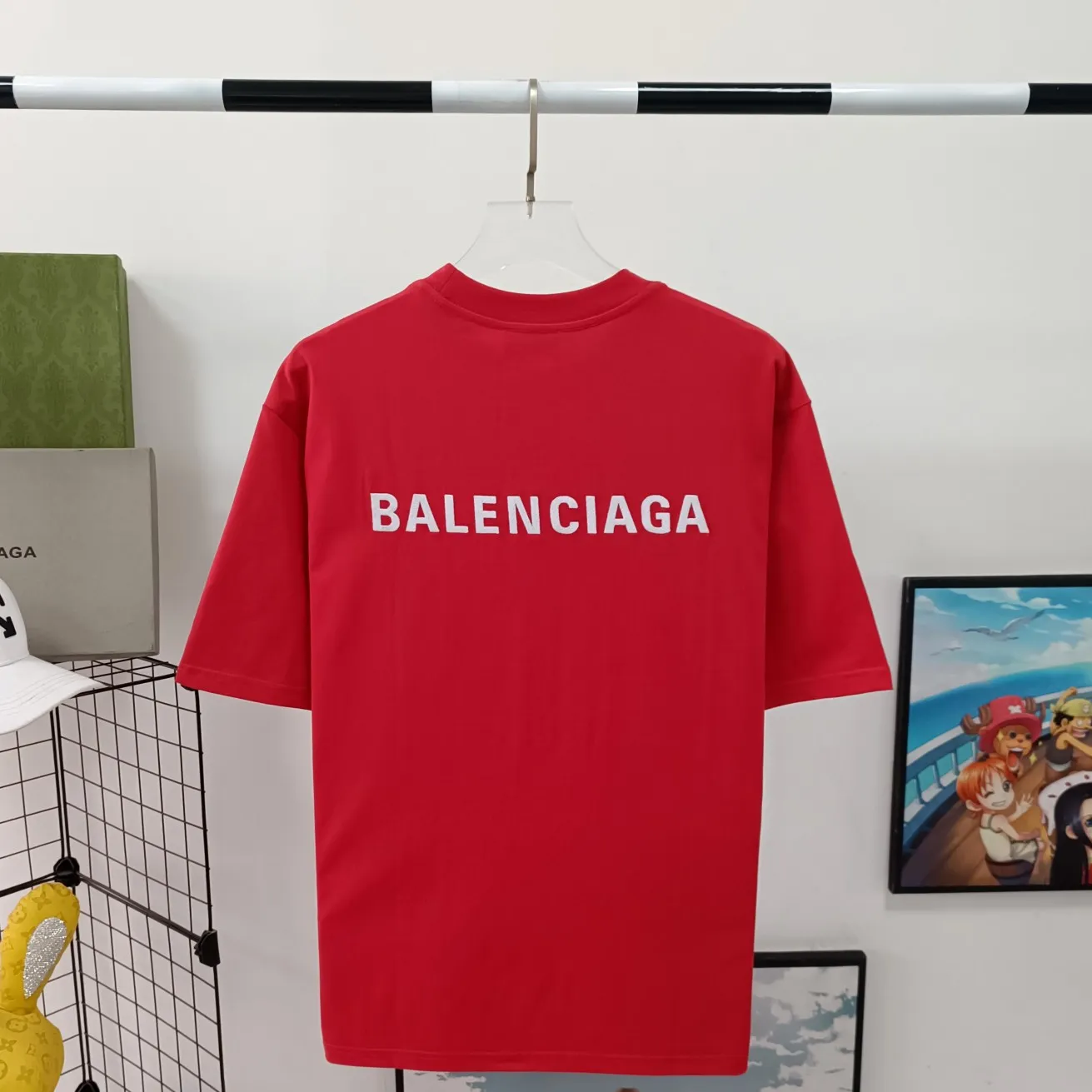 [New] The top tried and tested version of BALENCIAGA with large LOGO basic letters on the back, pure cotton loose fit for male and female couples, the same fashion brand high-end short-sleeved T-shirt. The god of simplicity in Paris, a volume sought after by many stars. Lisa’s favorite basic short-sleeved Paris style, which has a very high appearance rate. Wear alone, paired with jeans, shorts, and sweatpants, it's a versatile style. Xiaohongshu, a hot item on INS, a must-have for Paris fans. The logo slogan on the back is made of Tajima embroidery technology. Please pay attention to the importance of the version. Don't make a pattern based on the pictures. If you don't have the original version, you won't be able to make it look one to one like the original version. At most, you can just make a look. It's just a piece of clothing without a soul. The fabric is made of 24S 260g double yarn pure cotton fabric. The threads and fabric are custom woven and dyed in the same style, without color difference.  A complete set of customized tags, collar tags, washed, plastic bags, and most importantly, a complete set of bags, tag codes, and codes are all authentic.  Color: White Black Royal Blue Apricot Floral Gray Pink Beige Chinese Red Deep Sea Blue Purple Size: XS-L P:250