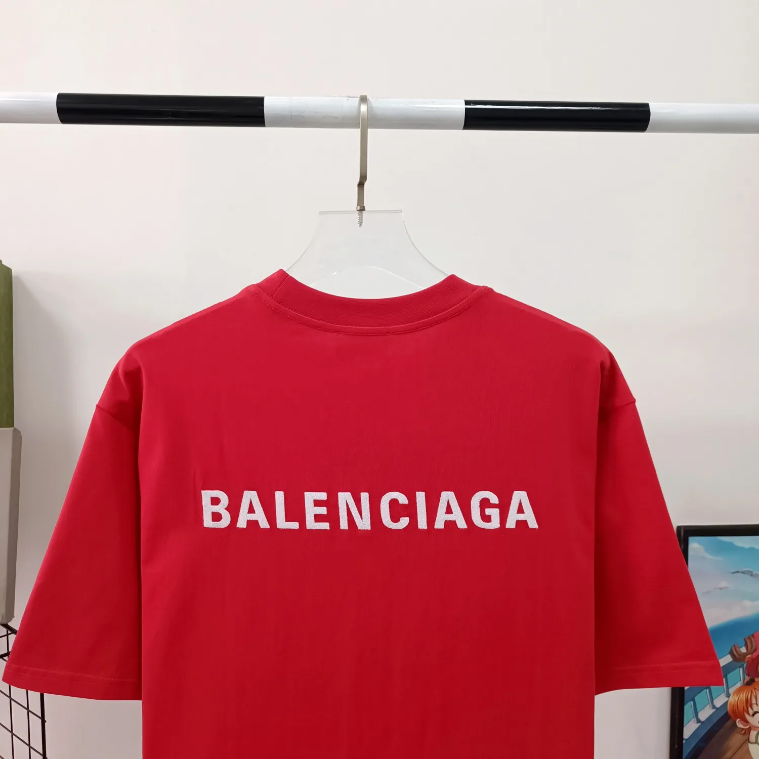 [New] The top tried and tested version of BALENCIAGA with large LOGO basic letters on the back, pure cotton loose fit for male and female couples, the same fashion brand high-end short-sleeved T-shirt. The god of simplicity in Paris, a volume sought after by many stars. Lisa’s favorite basic short-sleeved Paris style, which has a very high appearance rate. Wear alone, paired with jeans, shorts, and sweatpants, it's a versatile style. Xiaohongshu, a hot item on INS, a must-have for Paris fans. The logo slogan on the back is made of Tajima embroidery technology. Please pay attention to the importance of the version. Don't make a pattern based on the pictures. If you don't have the original version, you won't be able to make it look one to one like the original version. At most, you can just make a look. It's just a piece of clothing without a soul. The fabric is made of 24S 260g double yarn pure cotton fabric. The threads and fabric are custom woven and dyed in the same style, without color difference.  A complete set of customized tags, collar tags, washed, plastic bags, and most importantly, a complete set of bags, tag codes, and codes are all authentic.  Color: White Black Royal Blue Apricot Floral Gray Pink Beige Chinese Red Deep Sea Blue Purple Size: XS-L P:250
