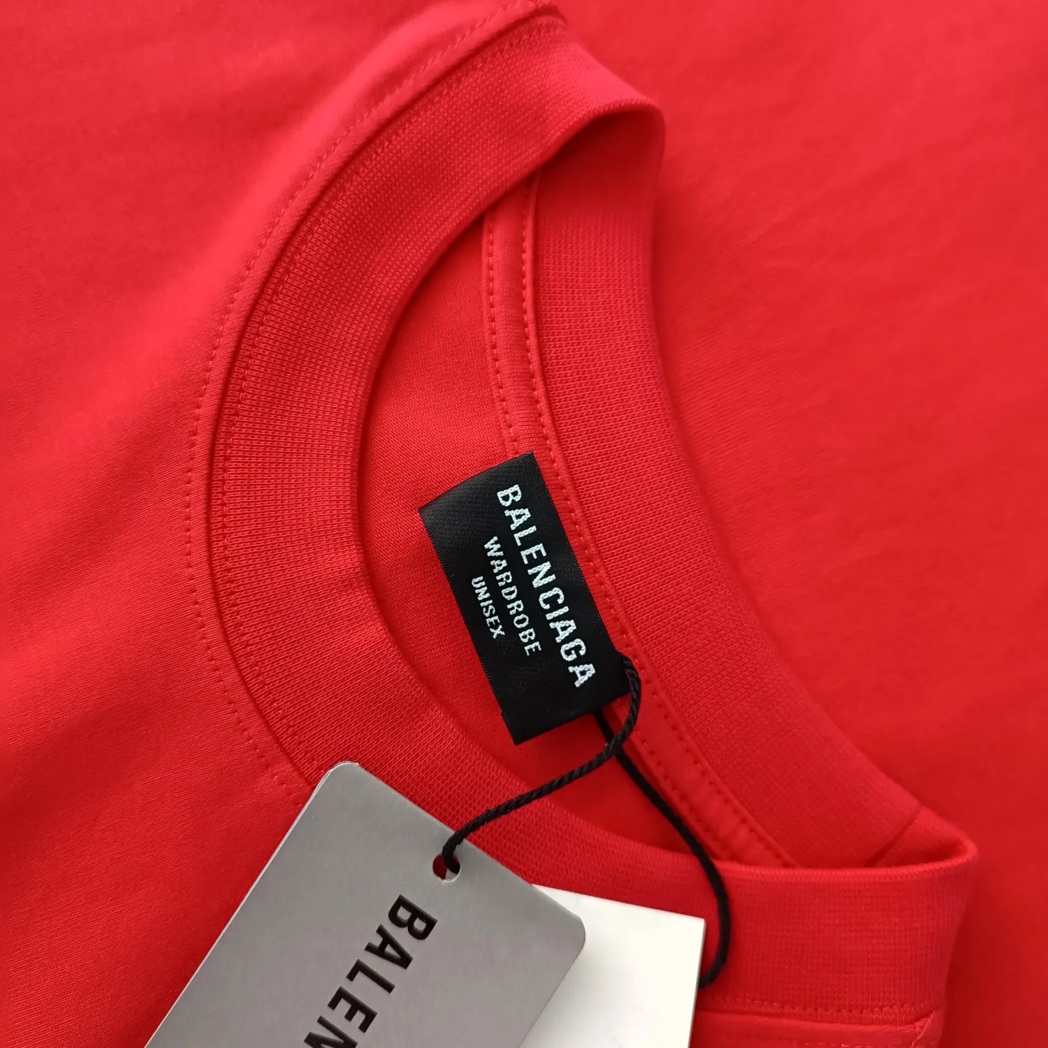 [New] The top tried and tested version of BALENCIAGA with large LOGO basic letters on the back, pure cotton loose fit for male and female couples, the same fashion brand high-end short-sleeved T-shirt. The god of simplicity in Paris, a volume sought after by many stars. Lisa’s favorite basic short-sleeved Paris style, which has a very high appearance rate. Wear alone, paired with jeans, shorts, and sweatpants, it's a versatile style. Xiaohongshu, a hot item on INS, a must-have for Paris fans. The logo slogan on the back is made of Tajima embroidery technology. Please pay attention to the importance of the version. Don't make a pattern based on the pictures. If you don't have the original version, you won't be able to make it look one to one like the original version. At most, you can just make a look. It's just a piece of clothing without a soul. The fabric is made of 24S 260g double yarn pure cotton fabric. The threads and fabric are custom woven and dyed in the same style, without color difference.  A complete set of customized tags, collar tags, washed, plastic bags, and most importantly, a complete set of bags, tag codes, and codes are all authentic.  Color: White Black Royal Blue Apricot Floral Gray Pink Beige Chinese Red Deep Sea Blue Purple Size: XS-L P:250