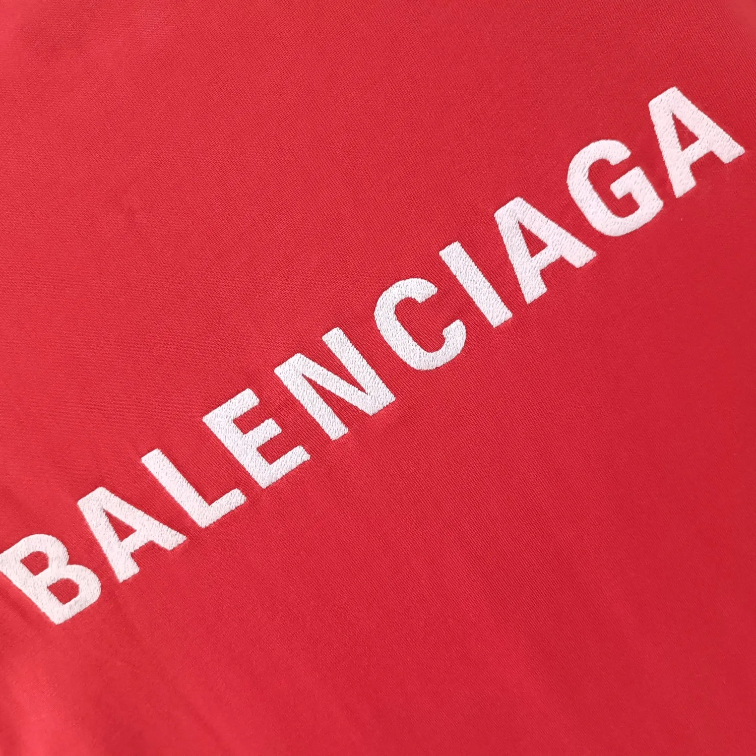[New] The top tried and tested version of BALENCIAGA with large LOGO basic letters on the back, pure cotton loose fit for male and female couples, the same fashion brand high-end short-sleeved T-shirt. The god of simplicity in Paris, a volume sought after by many stars. Lisa’s favorite basic short-sleeved Paris style, which has a very high appearance rate. Wear alone, paired with jeans, shorts, and sweatpants, it's a versatile style. Xiaohongshu, a hot item on INS, a must-have for Paris fans. The logo slogan on the back is made of Tajima embroidery technology. Please pay attention to the importance of the version. Don't make a pattern based on the pictures. If you don't have the original version, you won't be able to make it look one to one like the original version. At most, you can just make a look. It's just a piece of clothing without a soul. The fabric is made of 24S 260g double yarn pure cotton fabric. The threads and fabric are custom woven and dyed in the same style, without color difference.  A complete set of customized tags, collar tags, washed, plastic bags, and most importantly, a complete set of bags, tag codes, and codes are all authentic.  Color: White Black Royal Blue Apricot Floral Gray Pink Beige Chinese Red Deep Sea Blue Purple Size: XS-L P:250