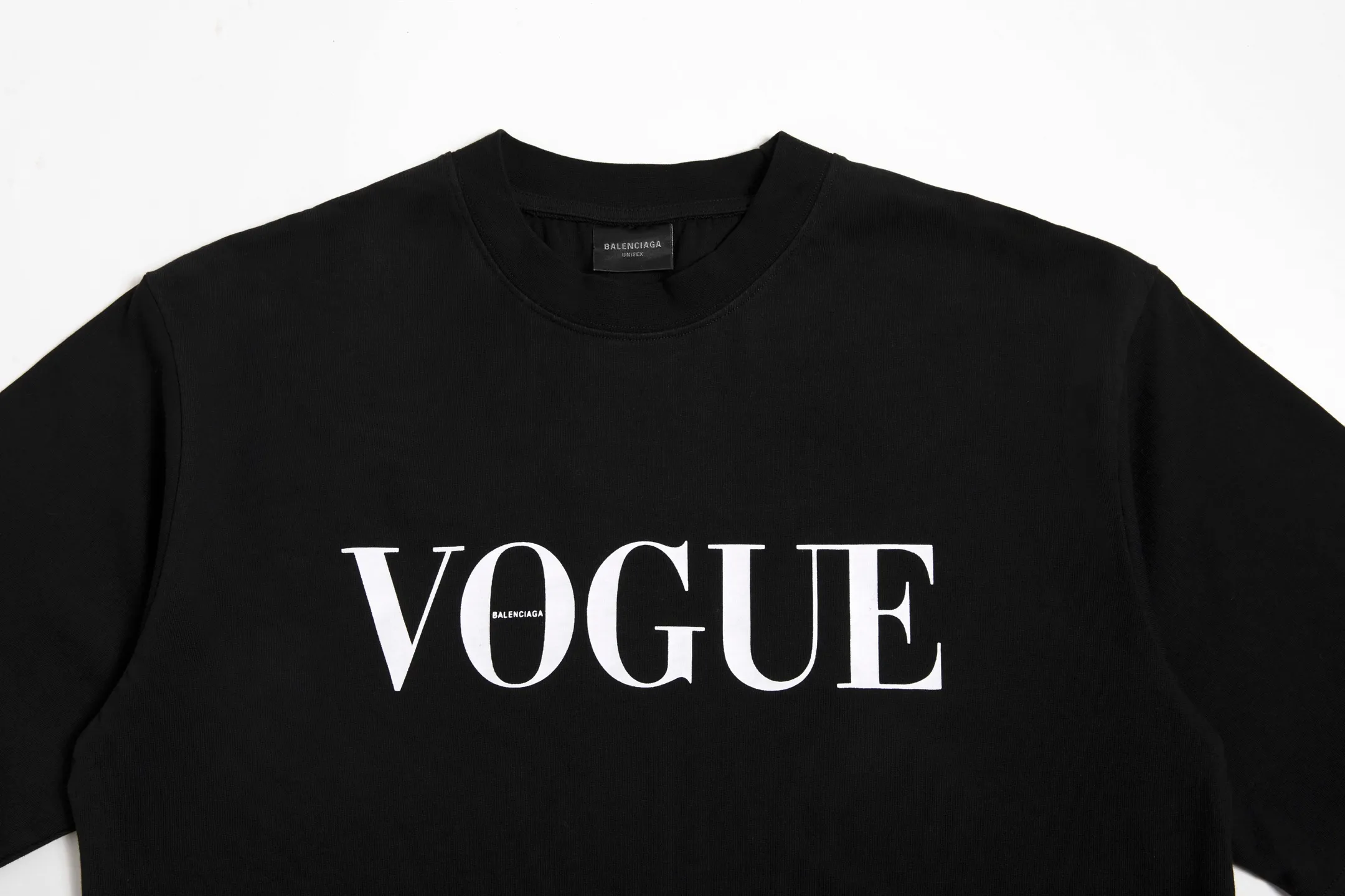 🅿️170 9175# Detailed picture Top version [[BALENCIA*GA] Official website quality Paris co-branded Balenciaga Vogue collaboration series short-sleeved T-shirt OS version Loose dropped shoulders Unisex style Fabric: 260g 100% cotton double yarn Technology: Front panel printing and back panel white ink direct spray Garment washing Shape fixation Color: Black Red Off-white Size: XS S M L