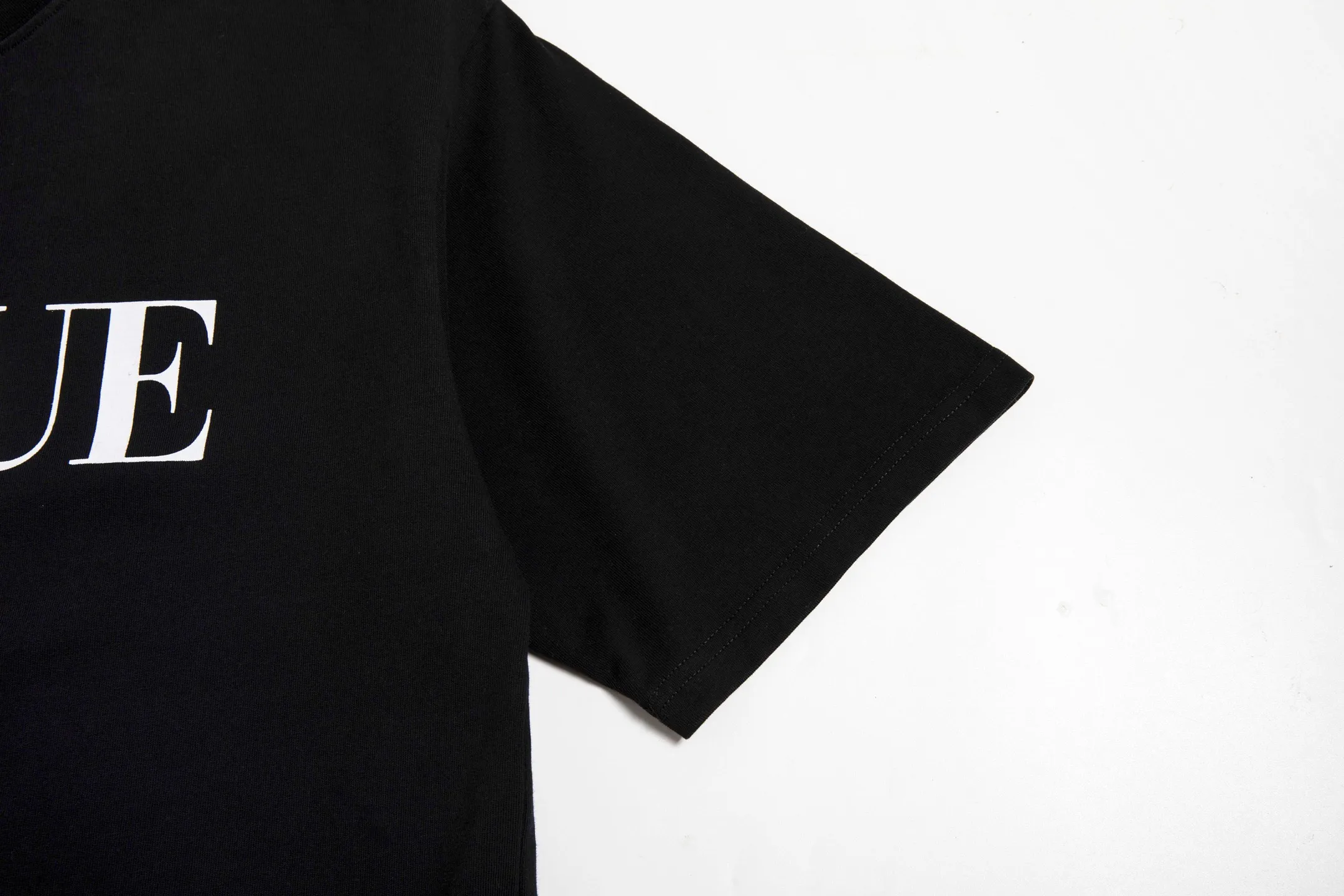 🅿️170 9175# Detailed picture Top version [[BALENCIA*GA] Official website quality Paris co-branded Balenciaga Vogue collaboration series short-sleeved T-shirt OS version Loose dropped shoulders Unisex style Fabric: 260g 100% cotton double yarn Technology: Front panel printing and back panel white ink direct spray Garment washing Shape fixation Color: Black Red Off-white Size: XS S M L