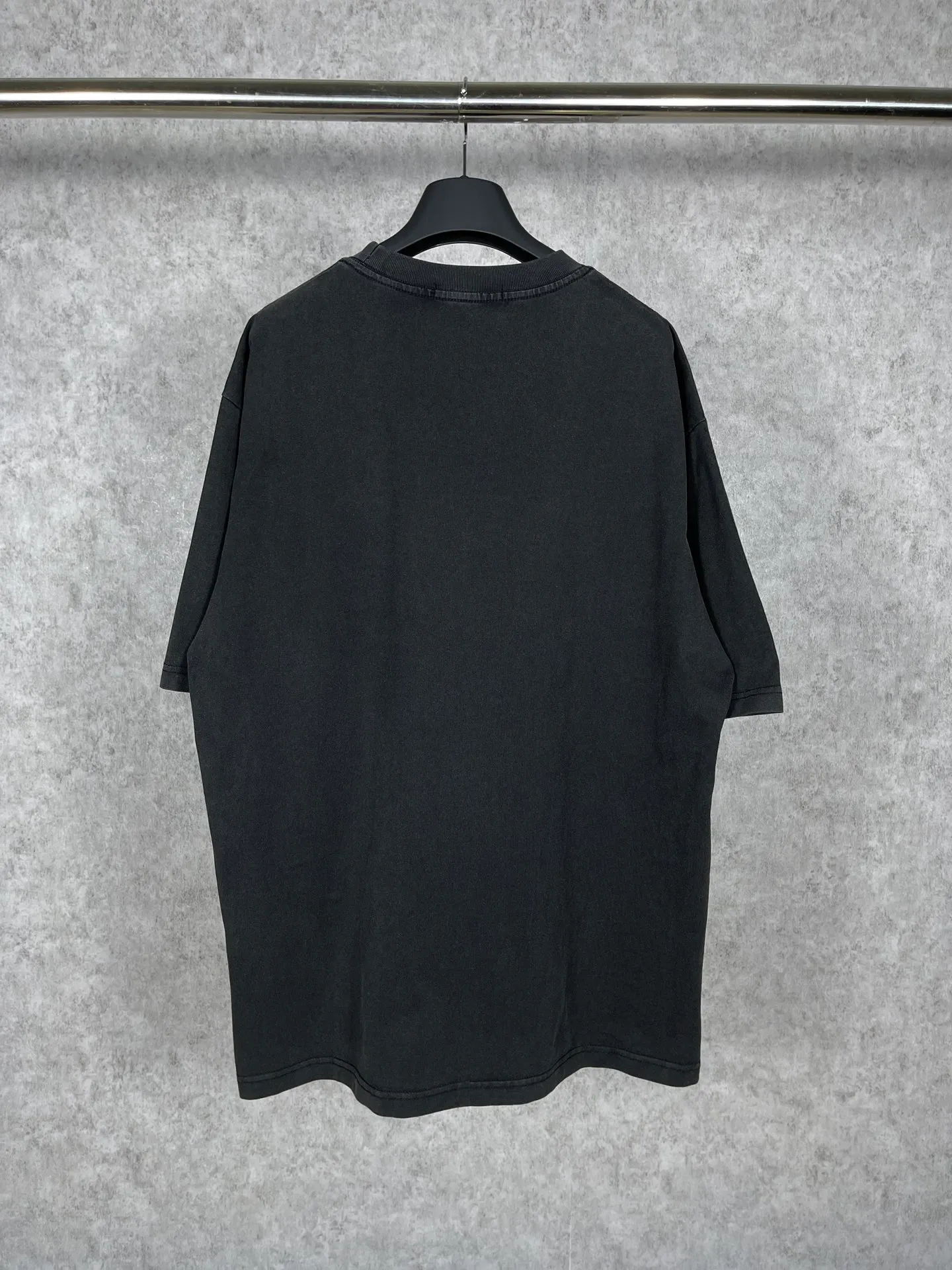 🅿️174 Real photos [Top version. Official website quality] BALENCI*GA/Paris. BB embroidered washed distressed short-sleeved T-shirt. Brick cabinet synchronization. The fabric is made of Paris ZP custom-woven and dyed cotton double yarn compact cotton. The weight is 260 grams, the cloth surface is clean. The cloth pattern is clear, soft and comfortable. The threads are dyed with no color difference. The classic patterns are embroidered using imported embroidery machines. The effect is three-dimensional. Restored brick cabinets. Ready-made garments washed and distressed. Different market currency. Welcome to compare. The version adopts OS loose shoulder version. Same style for men and women. Code: BL223035 Color: Washed Black Size: XS to L