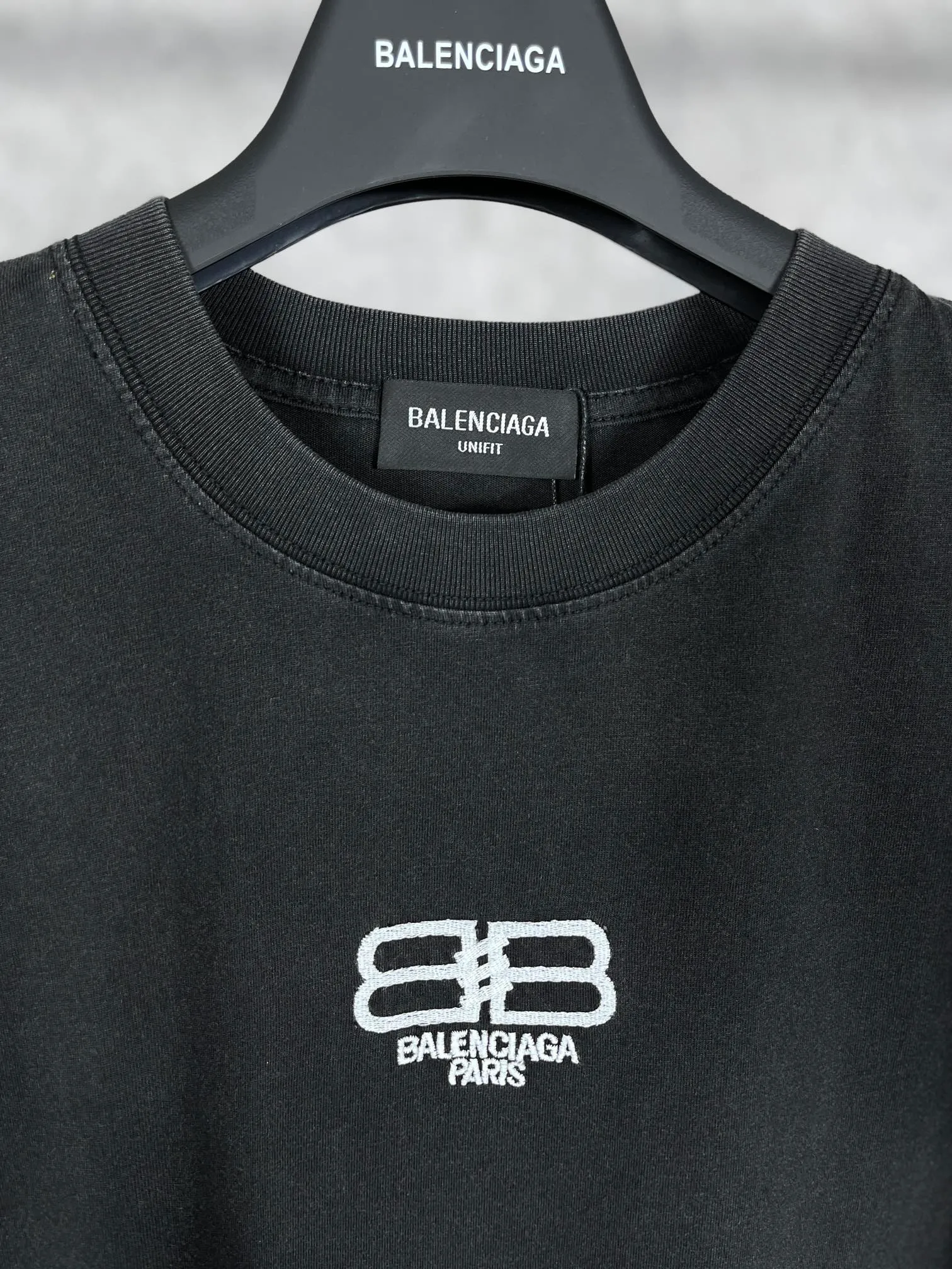 🅿️174 Real photos [Top version. Official website quality] BALENCI*GA/Paris. BB embroidered washed distressed short-sleeved T-shirt. Brick cabinet synchronization. The fabric is made of Paris ZP custom-woven and dyed cotton double yarn compact cotton. The weight is 260 grams, the cloth surface is clean. The cloth pattern is clear, soft and comfortable. The threads are dyed with no color difference. The classic patterns are embroidered using imported embroidery machines. The effect is three-dimensional. Restored brick cabinets. Ready-made garments washed and distressed. Different market currency. Welcome to compare. The version adopts OS loose shoulder version. Same style for men and women. Code: BL223035 Color: Washed Black Size: XS to L