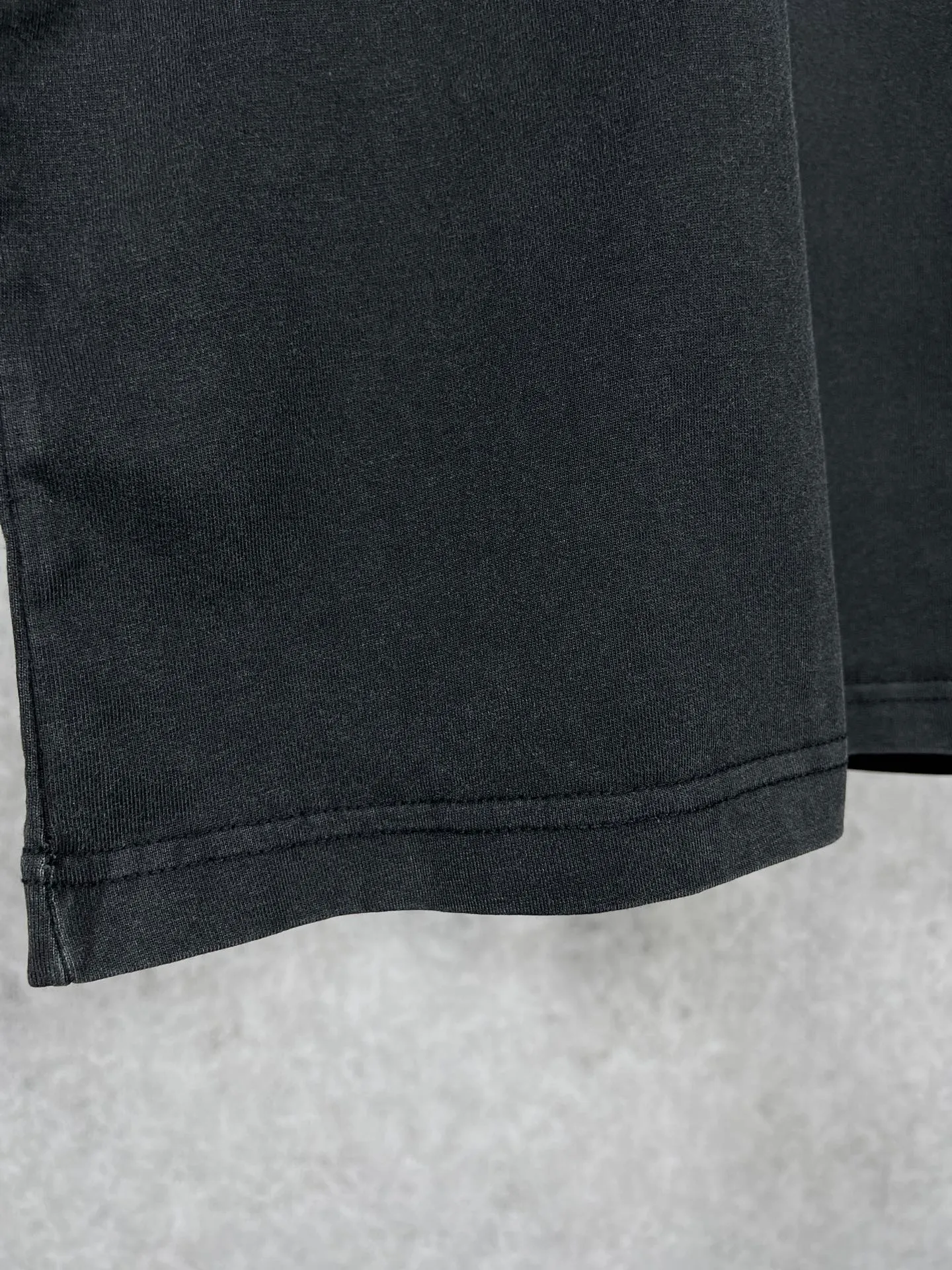 🅿️174 Real photos [Top version. Official website quality] BALENCI*GA/Paris. BB embroidered washed distressed short-sleeved T-shirt. Brick cabinet synchronization. The fabric is made of Paris ZP custom-woven and dyed cotton double yarn compact cotton. The weight is 260 grams, the cloth surface is clean. The cloth pattern is clear, soft and comfortable. The threads are dyed with no color difference. The classic patterns are embroidered using imported embroidery machines. The effect is three-dimensional. Restored brick cabinets. Ready-made garments washed and distressed. Different market currency. Welcome to compare. The version adopts OS loose shoulder version. Same style for men and women. Code: BL223035 Color: Washed Black Size: XS to L