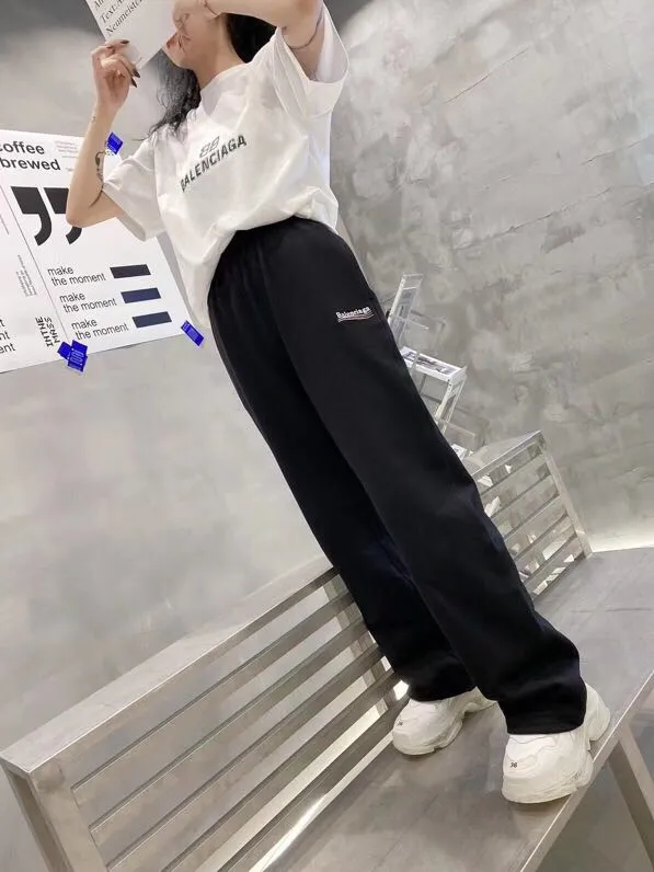 ♻️💯Upper body reference model picture❤️Top tried and true version Balenciaga 21SS BLCG Balenciaga Wave Coke male and female couple star same style pure cotton terry trousers sweatpants casual pants classic and versatile style is here! With these pants, they look perfect no matter what outfit you wear! Get it now! Customized special fabrics, ready-to-wear washable, soft and comfortable to the touch.  460 grams of dust-free sweatshirt fabric, washed and cut. Imported environmentally friendly water glue is added to the garment and washed twice to ensure consistent printing. Customized wash mark. This year's sincere shorts LOGO adopts Japanese Tajima embroidery technology, and the printing is full and meticulous. Color: Black/Grey/White/Blue Size: XS-L P:370