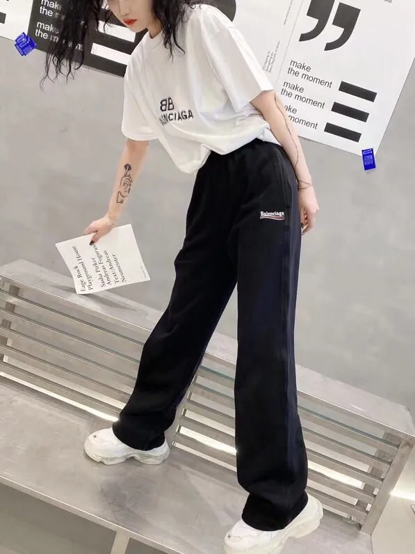 ♻️💯Upper body reference model picture❤️Top tried and true version Balenciaga 21SS BLCG Balenciaga Wave Coke male and female couple star same style pure cotton terry trousers sweatpants casual pants classic and versatile style is here! With these pants, they look perfect no matter what outfit you wear! Get it now! Customized special fabrics, ready-to-wear washable, soft and comfortable to the touch.  460 grams of dust-free sweatshirt fabric, washed and cut. Imported environmentally friendly water glue is added to the garment and washed twice to ensure consistent printing. Customized wash mark. This year's sincere shorts LOGO adopts Japanese Tajima embroidery technology, and the printing is full and meticulous. Color: Black/Grey/White/Blue Size: XS-L P:370