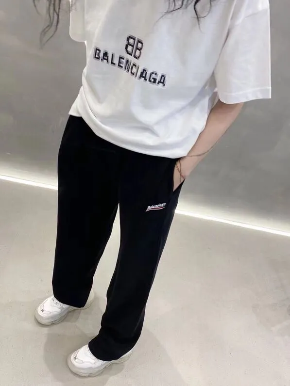 ♻️💯Upper body reference model picture❤️Top tried and true version Balenciaga 21SS BLCG Balenciaga Wave Coke male and female couple star same style pure cotton terry trousers sweatpants casual pants classic and versatile style is here! With these pants, they look perfect no matter what outfit you wear! Get it now! Customized special fabrics, ready-to-wear washable, soft and comfortable to the touch.  460 grams of dust-free sweatshirt fabric, washed and cut. Imported environmentally friendly water glue is added to the garment and washed twice to ensure consistent printing. Customized wash mark. This year's sincere shorts LOGO adopts Japanese Tajima embroidery technology, and the printing is full and meticulous. Color: Black/Grey/White/Blue Size: XS-L P:370