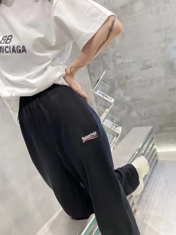 ♻️💯Upper body reference model picture❤️Top tried and true version Balenciaga 21SS BLCG Balenciaga Wave Coke male and female couple star same style pure cotton terry trousers sweatpants casual pants classic and versatile style is here! With these pants, they look perfect no matter what outfit you wear! Get it now! Customized special fabrics, ready-to-wear washable, soft and comfortable to the touch.  460 grams of dust-free sweatshirt fabric, washed and cut. Imported environmentally friendly water glue is added to the garment and washed twice to ensure consistent printing. Customized wash mark. This year's sincere shorts LOGO adopts Japanese Tajima embroidery technology, and the printing is full and meticulous. Color: Black/Grey/White/Blue Size: XS-L P:370