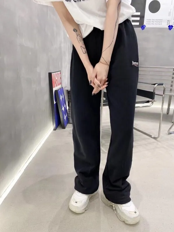♻️💯Upper body reference model picture❤️Top tried and true version Balenciaga 21SS BLCG Balenciaga Wave Coke male and female couple star same style pure cotton terry trousers sweatpants casual pants classic and versatile style is here! With these pants, they look perfect no matter what outfit you wear! Get it now! Customized special fabrics, ready-to-wear washable, soft and comfortable to the touch.  460 grams of dust-free sweatshirt fabric, washed and cut. Imported environmentally friendly water glue is added to the garment and washed twice to ensure consistent printing. Customized wash mark. This year's sincere shorts LOGO adopts Japanese Tajima embroidery technology, and the printing is full and meticulous. Color: Black/Grey/White/Blue Size: XS-L P:370