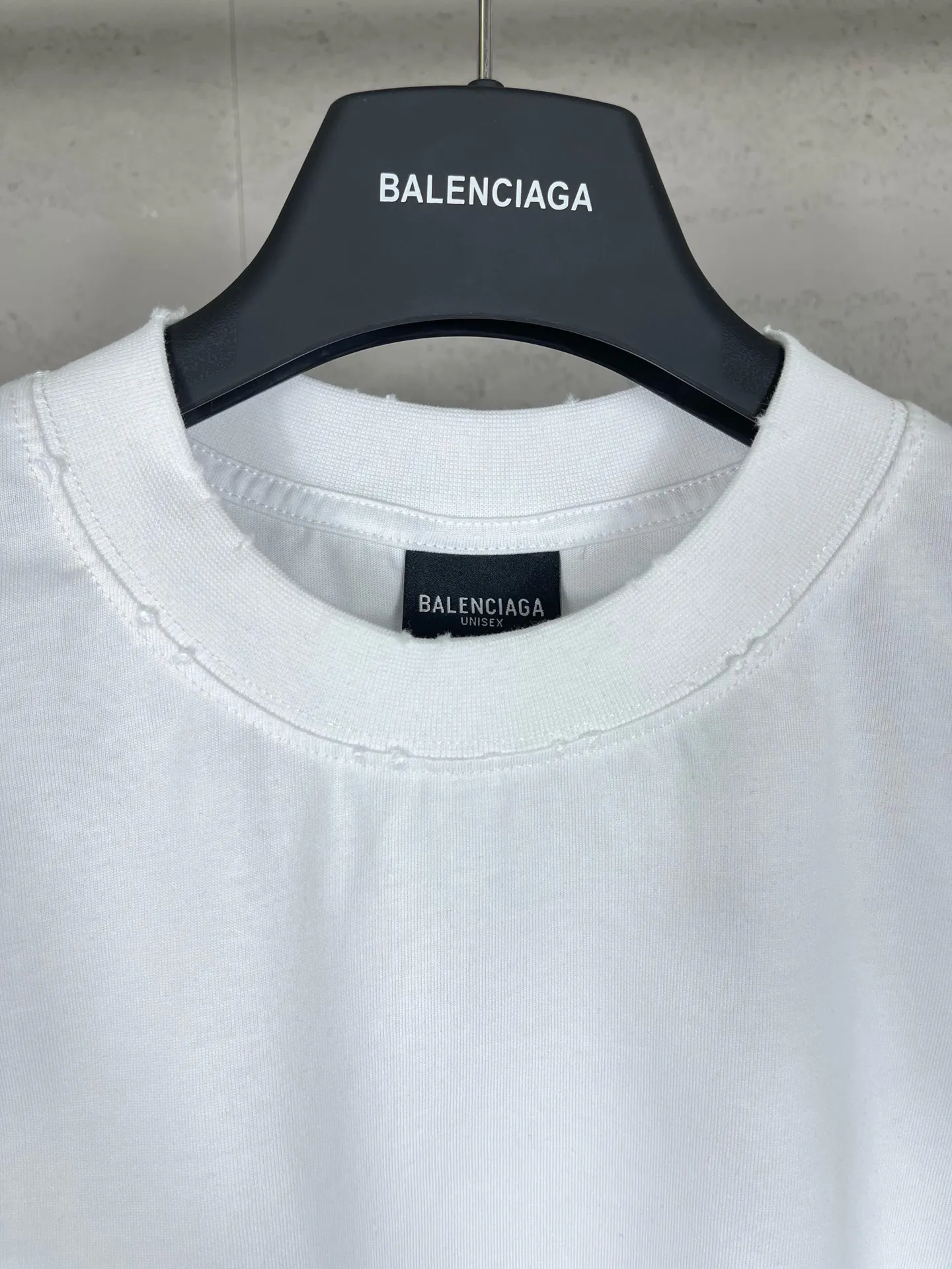 🅿️220 Detailed picture [Top version. Official website quality] BALENCI*GA/Paris BALENCI*GA#2024 latest model, Paris classic letters and large LOGO embroidery. Brick cabinet sync. The first genuine product was developed, with over 200,000 stitches of counter-position embroidery on the chest. Welcome to compare! The fabric is made of Paris ZP custom-woven and dyed 100% cotton double-yarn compact cotton. The weight is 260 grams. The cloth surface is clean. The cloth pattern is clear. It is soft and comfortable. It has good color fastness and is not easy to change color. The threads are woven and dyed with no color difference. The embroidery is done using imported Tajima embroidery machines. Super W needle thread embroidery, accurate positioning, three-dimensional effect, clear lines. No burrs and miscellaneous threads, ultra-high craftsmanship embroidery. The version adopts OS loose shoulder design. Same style for men and women. Code: BL225010 Color: black, white. Size: XS S M L