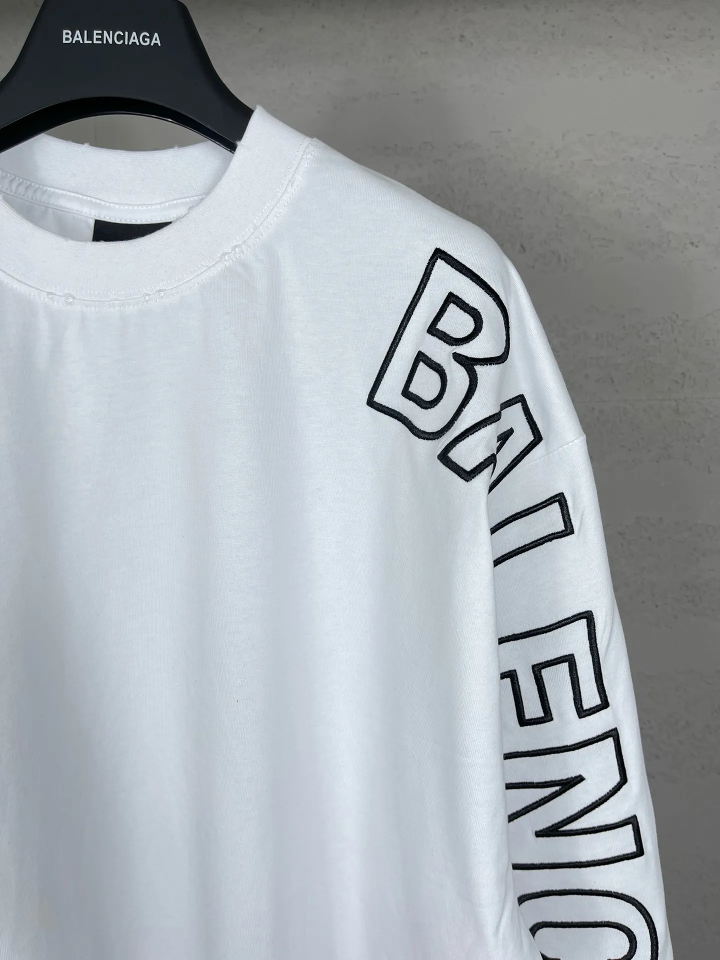 🅿️220 Detailed picture [Top version. Official website quality] BALENCI*GA/Paris BALENCI*GA#2024 latest model, Paris classic letters and large LOGO embroidery. Brick cabinet sync. The first genuine product was developed, with over 200,000 stitches of counter-position embroidery on the chest. Welcome to compare! The fabric is made of Paris ZP custom-woven and dyed 100% cotton double-yarn compact cotton. The weight is 260 grams. The cloth surface is clean. The cloth pattern is clear. It is soft and comfortable. It has good color fastness and is not easy to change color. The threads are woven and dyed with no color difference. The embroidery is done using imported Tajima embroidery machines. Super W needle thread embroidery, accurate positioning, three-dimensional effect, clear lines. No burrs and miscellaneous threads, ultra-high craftsmanship embroidery. The version adopts OS loose shoulder design. Same style for men and women. Code: BL225010 Color: black, white. Size: XS S M L