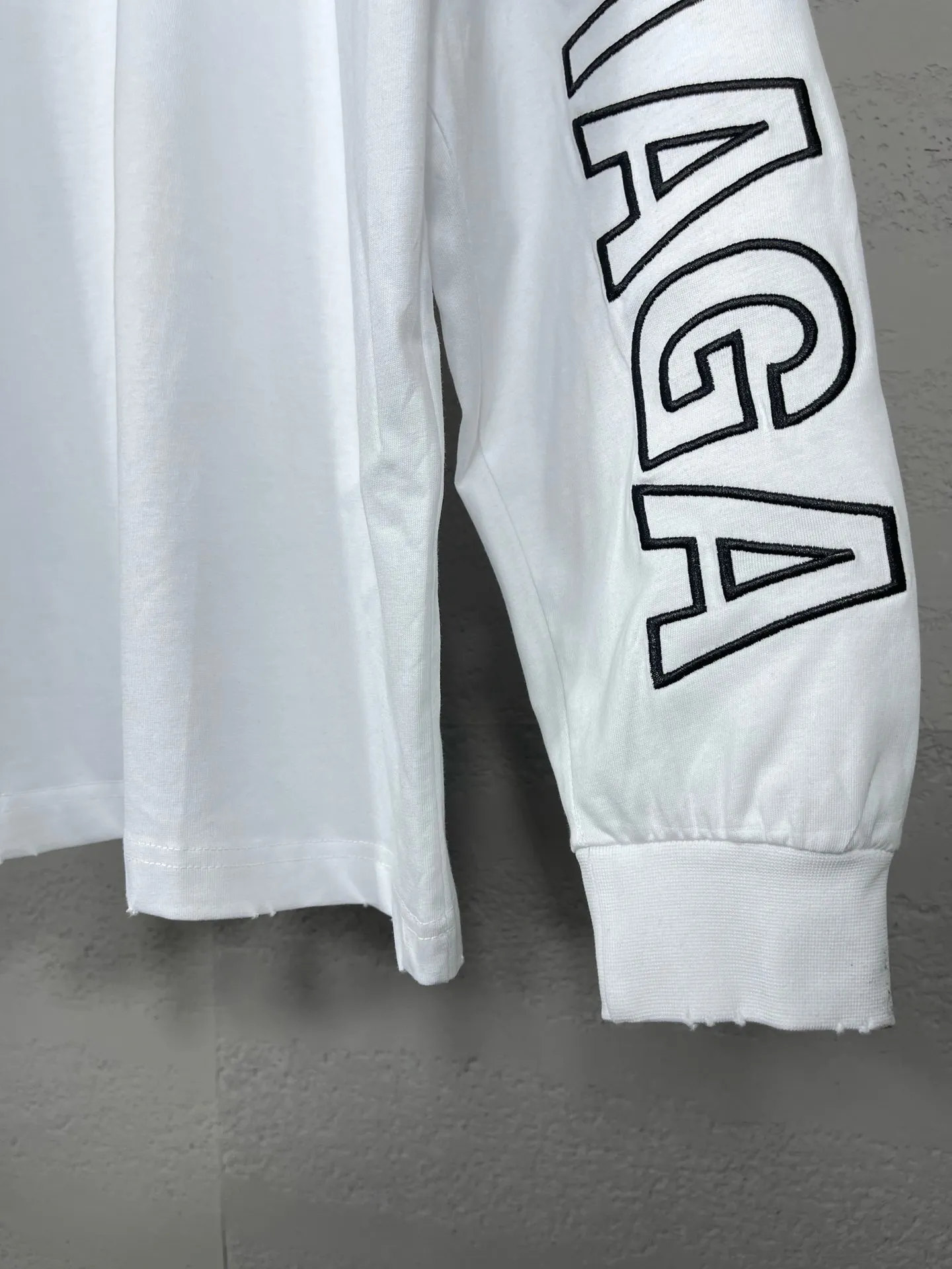 🅿️220 Detailed picture [Top version. Official website quality] BALENCI*GA/Paris BALENCI*GA#2024 latest model, Paris classic letters and large LOGO embroidery. Brick cabinet sync. The first genuine product was developed, with over 200,000 stitches of counter-position embroidery on the chest. Welcome to compare! The fabric is made of Paris ZP custom-woven and dyed 100% cotton double-yarn compact cotton. The weight is 260 grams. The cloth surface is clean. The cloth pattern is clear. It is soft and comfortable. It has good color fastness and is not easy to change color. The threads are woven and dyed with no color difference. The embroidery is done using imported Tajima embroidery machines. Super W needle thread embroidery, accurate positioning, three-dimensional effect, clear lines. No burrs and miscellaneous threads, ultra-high craftsmanship embroidery. The version adopts OS loose shoulder design. Same style for men and women. Code: BL225010 Color: black, white. Size: XS S M L