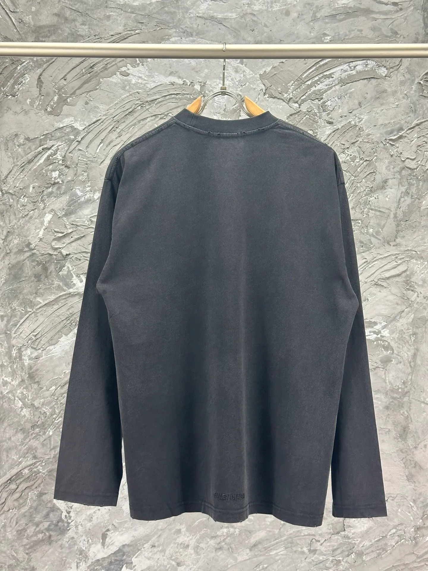 🅿️270 - BALENCI*GA 24s Paris Rammstein band co-branded long-sleeve. The fabric is made of Paris ZP custom-woven and dyed double-yarn pure cotton fabric 280g. The threads are custom-woven and dyed without color difference. The classic LOGO pattern on the front and back is made of Kornit direct-injection. Letter pull cracking process. Ready-to-wear wash. Two high-temperature styling washes. Os dropped shoulder loose version, same style for men and women! ! -Color: washed black -SIZE: XS S M L style number 8629#