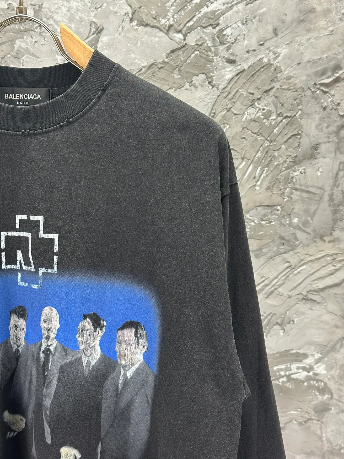 🅿️270 - BALENCI*GA 24s Paris Rammstein band co-branded long-sleeve. The fabric is made of Paris ZP custom-woven and dyed double-yarn pure cotton fabric 280g. The threads are custom-woven and dyed without color difference. The classic LOGO pattern on the front and back is made of Kornit direct-injection. Letter pull cracking process. Ready-to-wear wash. Two high-temperature styling washes. Os dropped shoulder loose version, same style for men and women! ! -Color: washed black -SIZE: XS S M L style number 8629#