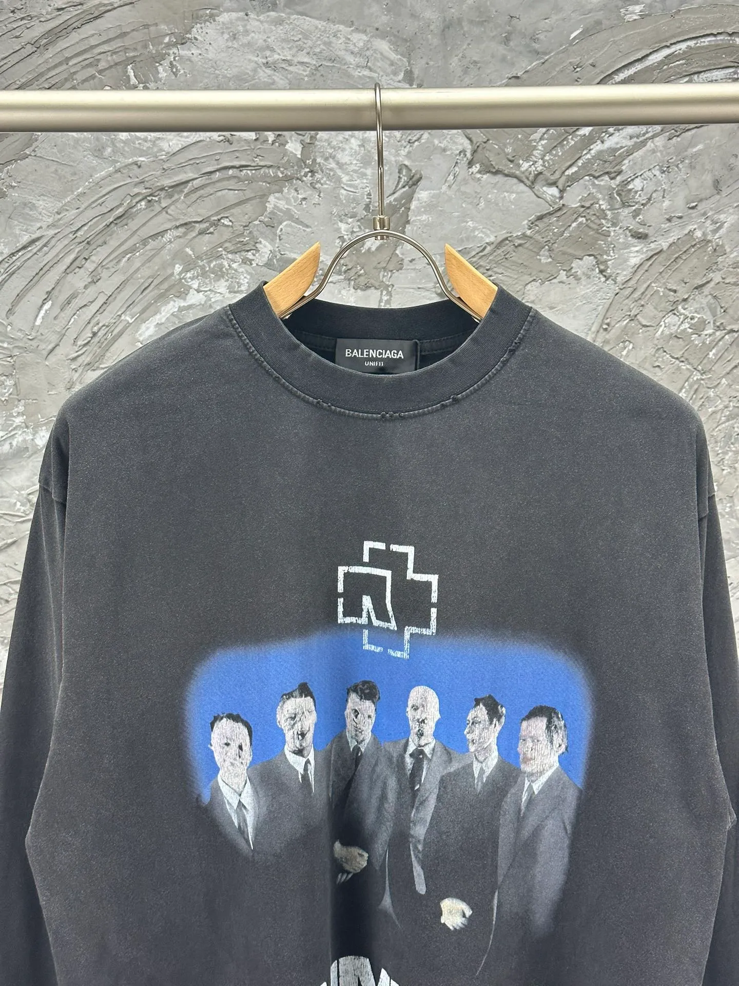 🅿️270 - BALENCI*GA 24s Paris Rammstein band co-branded long-sleeve. The fabric is made of Paris ZP custom-woven and dyed double-yarn pure cotton fabric 280g. The threads are custom-woven and dyed without color difference. The classic LOGO pattern on the front and back is made of Kornit direct-injection. Letter pull cracking process. Ready-to-wear wash. Two high-temperature styling washes. Os dropped shoulder loose version, same style for men and women! ! -Color: washed black -SIZE: XS S M L style number 8629#