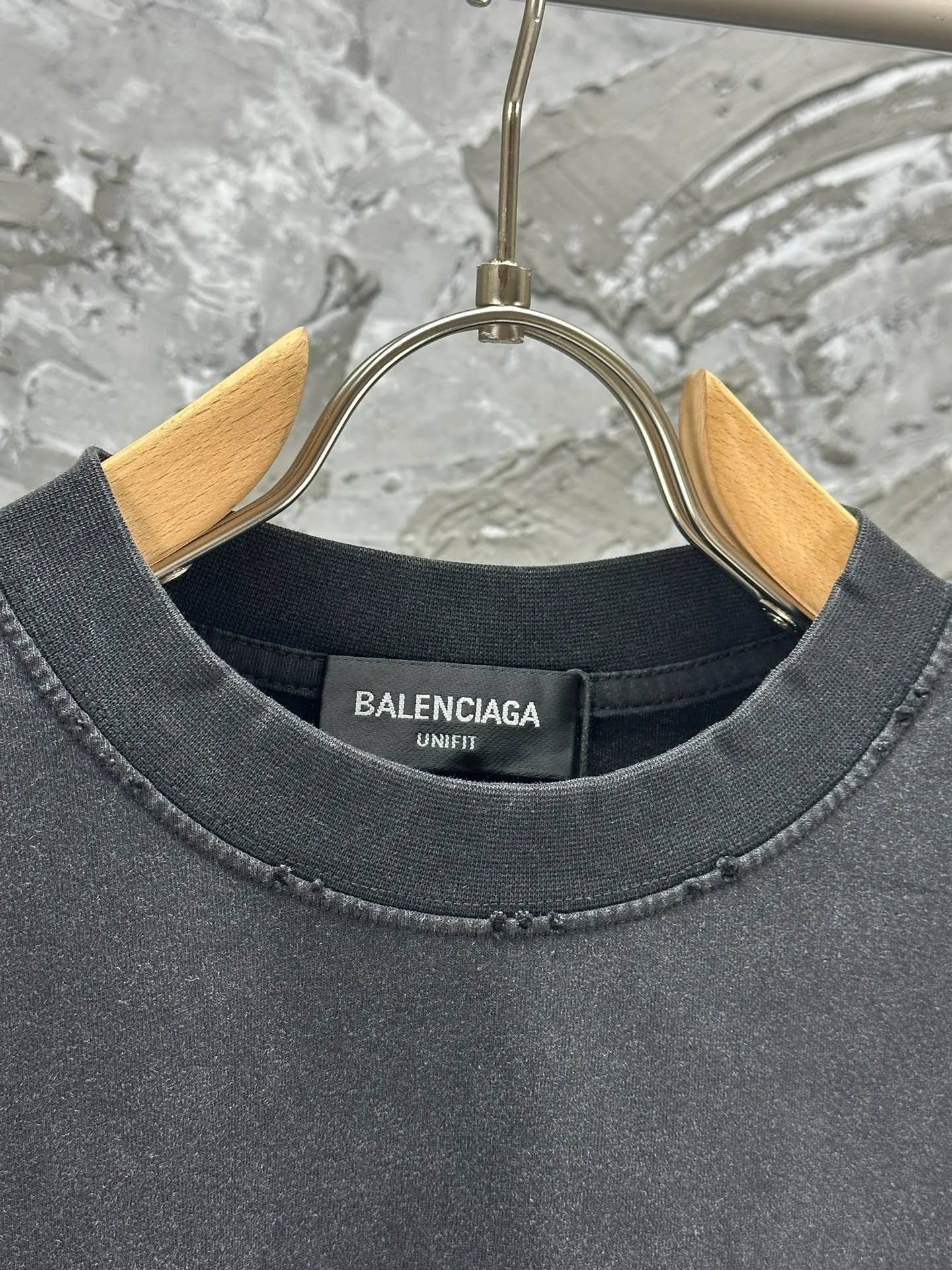 🅿️270 - BALENCI*GA 24s Paris Rammstein band co-branded long-sleeve. The fabric is made of Paris ZP custom-woven and dyed double-yarn pure cotton fabric 280g. The threads are custom-woven and dyed without color difference. The classic LOGO pattern on the front and back is made of Kornit direct-injection. Letter pull cracking process. Ready-to-wear wash. Two high-temperature styling washes. Os dropped shoulder loose version, same style for men and women! ! -Color: washed black -SIZE: XS S M L style number 8629#