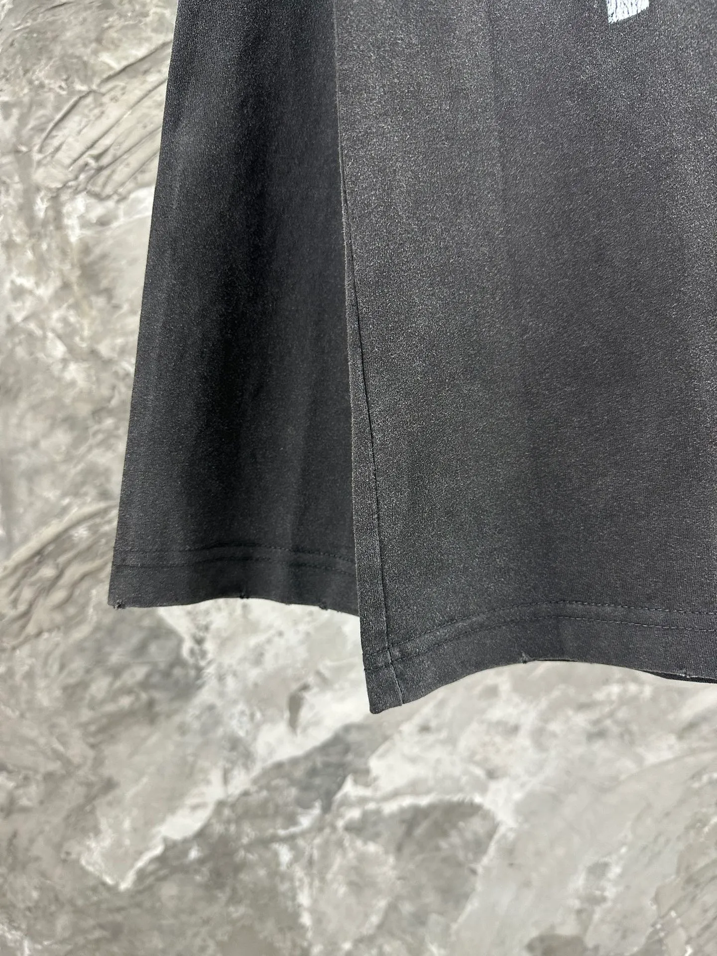 🅿️270 - BALENCI*GA 24s Paris Rammstein band co-branded long-sleeve. The fabric is made of Paris ZP custom-woven and dyed double-yarn pure cotton fabric 280g. The threads are custom-woven and dyed without color difference. The classic LOGO pattern on the front and back is made of Kornit direct-injection. Letter pull cracking process. Ready-to-wear wash. Two high-temperature styling washes. Os dropped shoulder loose version, same style for men and women! ! -Color: washed black -SIZE: XS S M L style number 8629#