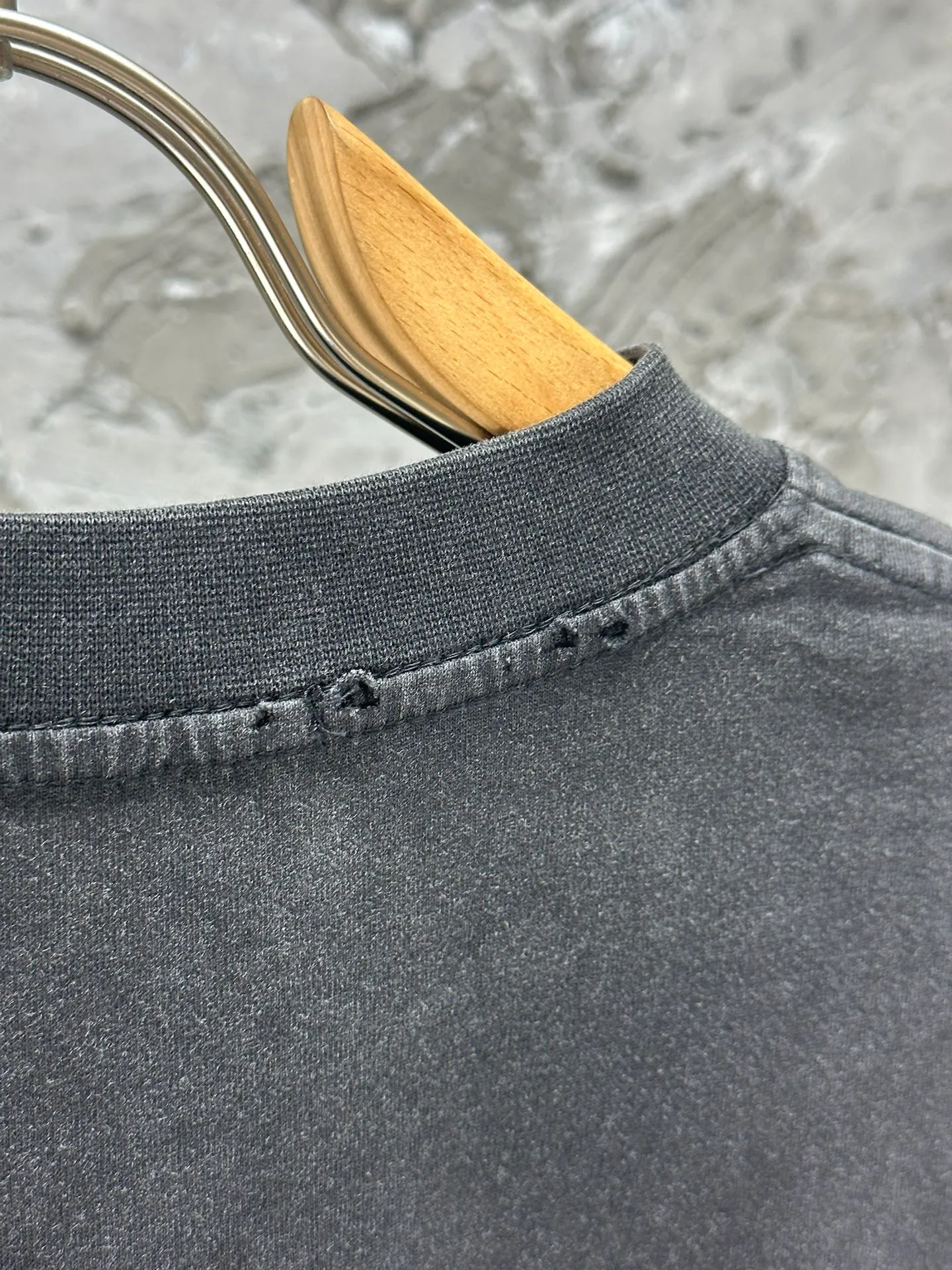 🅿️270 - BALENCI*GA 24s Paris Rammstein band co-branded long-sleeve. The fabric is made of Paris ZP custom-woven and dyed double-yarn pure cotton fabric 280g. The threads are custom-woven and dyed without color difference. The classic LOGO pattern on the front and back is made of Kornit direct-injection. Letter pull cracking process. Ready-to-wear wash. Two high-temperature styling washes. Os dropped shoulder loose version, same style for men and women! ! -Color: washed black -SIZE: XS S M L style number 8629#