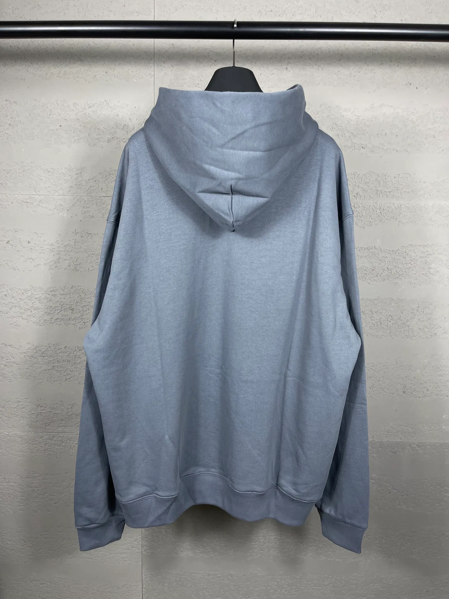 🅿️310 real photos [Top version. Official website quality] BALENCI*GA/Paris. Classic style. 22SS#BALENCI*GA# Portrait band direct-printed hooded sweatshirt. Brick cabinet synchronization. The fabric is made of Paris ZP custom-woven and dyed cotton sweatshirt. The weight is 450 grams, the cloth surface is clean. The cloth pattern is clear, soft and comfortable. The threads are woven and dyed with no color difference. The classic pattern is printed with Kornit direct-injection printing, which has no hand feel and a three-dimensional effect, restoring the brick cabinet. The version adopts the OS loose shoulder version. Same style for men and women. Code: BL238055 Color: Black. White. Medium gray Size: XS S M L