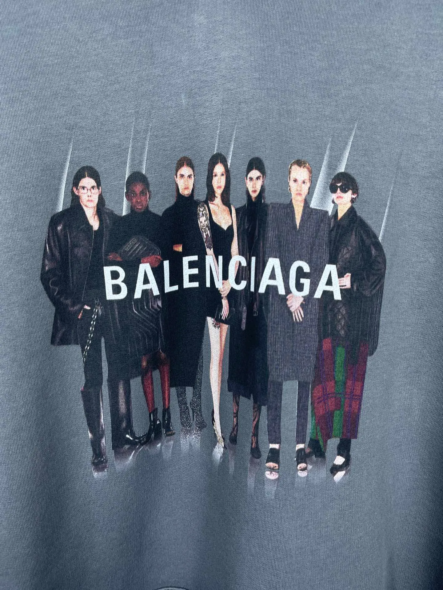 🅿️310 real photos [Top version. Official website quality] BALENCI*GA/Paris. Classic style. 22SS#BALENCI*GA# Portrait band direct-printed hooded sweatshirt. Brick cabinet synchronization. The fabric is made of Paris ZP custom-woven and dyed cotton sweatshirt. The weight is 450 grams, the cloth surface is clean. The cloth pattern is clear, soft and comfortable. The threads are woven and dyed with no color difference. The classic pattern is printed with Kornit direct-injection printing, which has no hand feel and a three-dimensional effect, restoring the brick cabinet. The version adopts the OS loose shoulder version. Same style for men and women. Code: BL238055 Color: Black. White. Medium gray Size: XS S M L