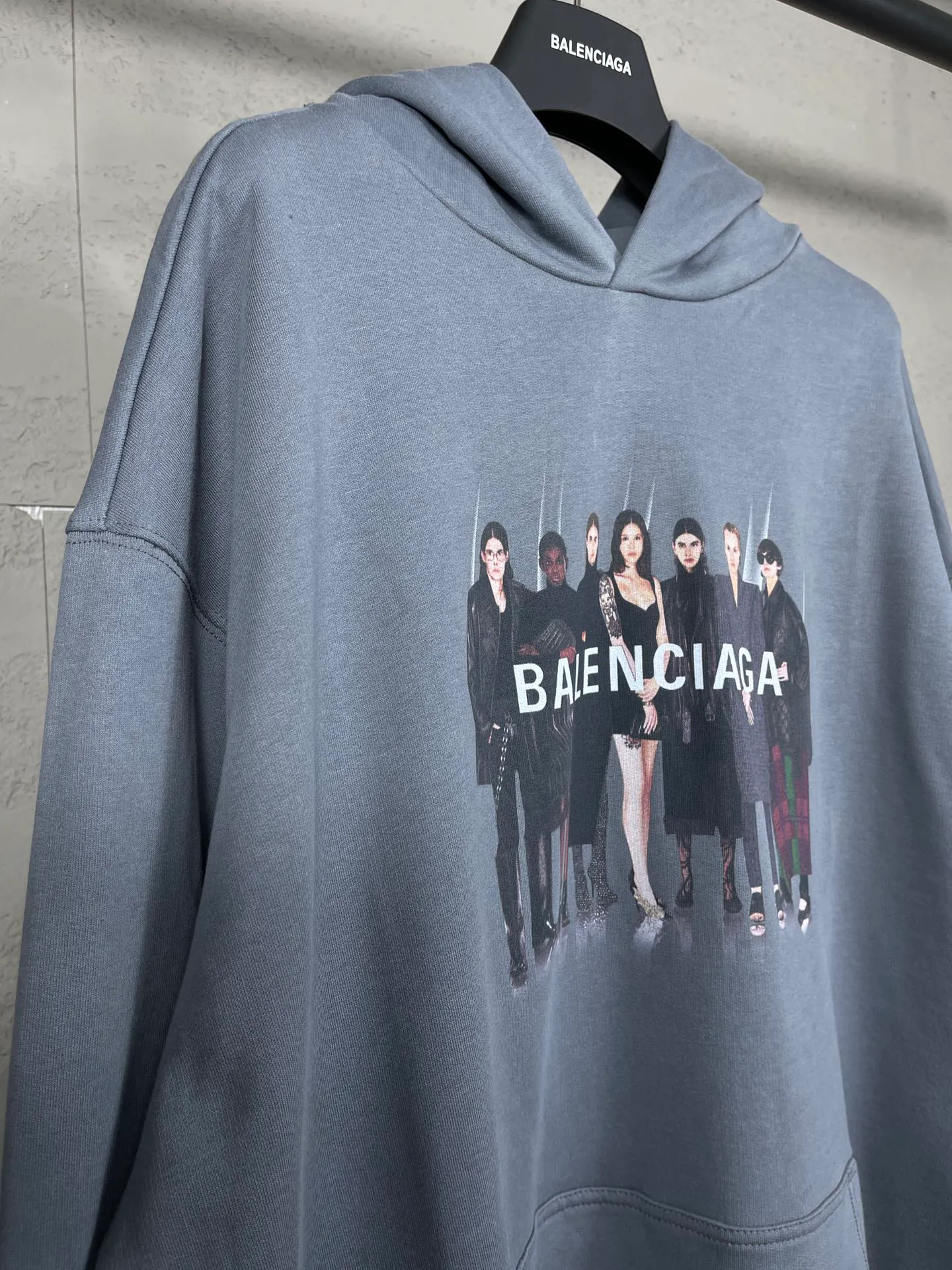 🅿️310 real photos [Top version. Official website quality] BALENCI*GA/Paris. Classic style. 22SS#BALENCI*GA# Portrait band direct-printed hooded sweatshirt. Brick cabinet synchronization. The fabric is made of Paris ZP custom-woven and dyed cotton sweatshirt. The weight is 450 grams, the cloth surface is clean. The cloth pattern is clear, soft and comfortable. The threads are woven and dyed with no color difference. The classic pattern is printed with Kornit direct-injection printing, which has no hand feel and a three-dimensional effect, restoring the brick cabinet. The version adopts the OS loose shoulder version. Same style for men and women. Code: BL238055 Color: Black. White. Medium gray Size: XS S M L