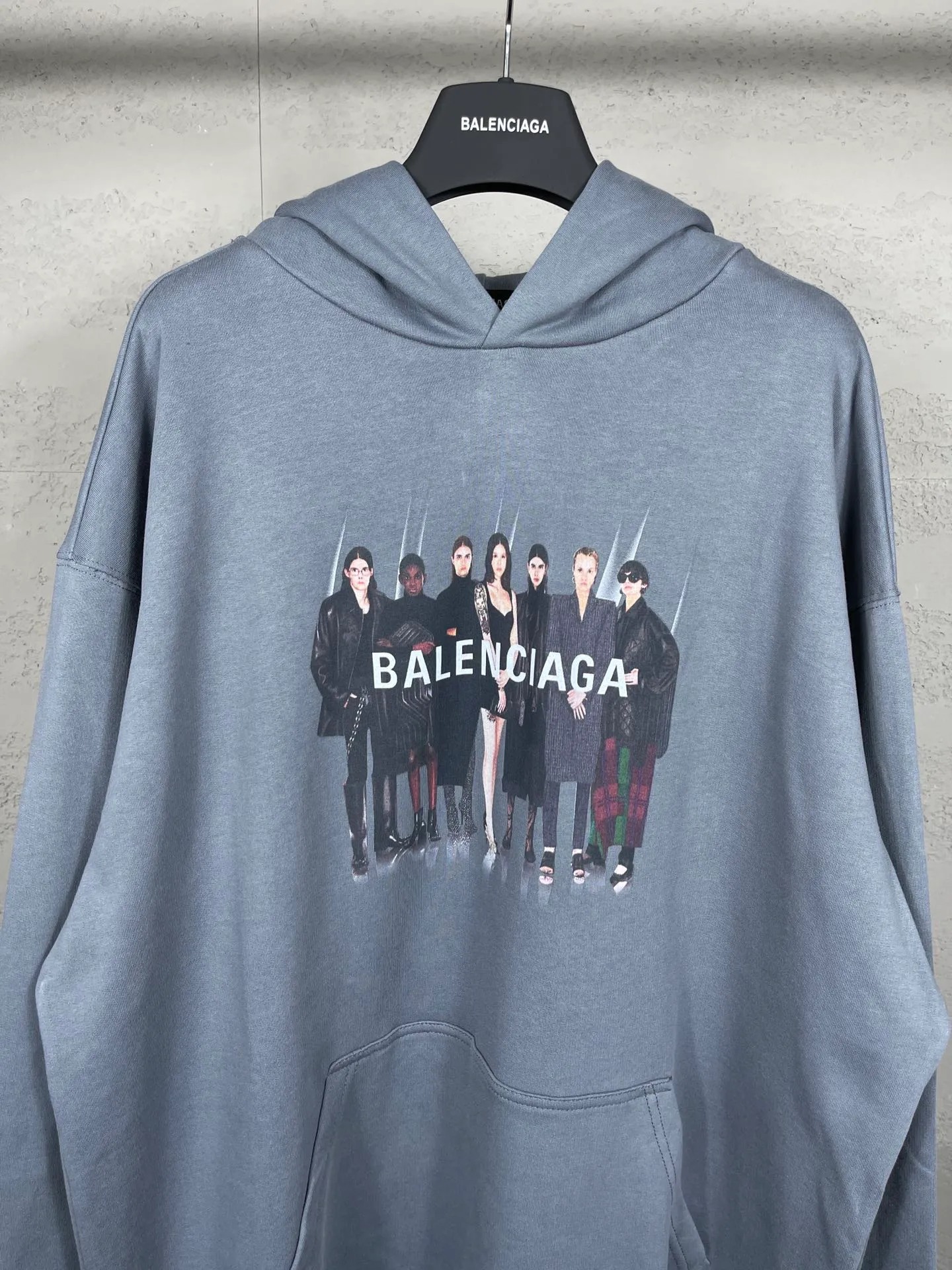 🅿️310 real photos [Top version. Official website quality] BALENCI*GA/Paris. Classic style. 22SS#BALENCI*GA# Portrait band direct-printed hooded sweatshirt. Brick cabinet synchronization. The fabric is made of Paris ZP custom-woven and dyed cotton sweatshirt. The weight is 450 grams, the cloth surface is clean. The cloth pattern is clear, soft and comfortable. The threads are woven and dyed with no color difference. The classic pattern is printed with Kornit direct-injection printing, which has no hand feel and a three-dimensional effect, restoring the brick cabinet. The version adopts the OS loose shoulder version. Same style for men and women. Code: BL238055 Color: Black. White. Medium gray Size: XS S M L