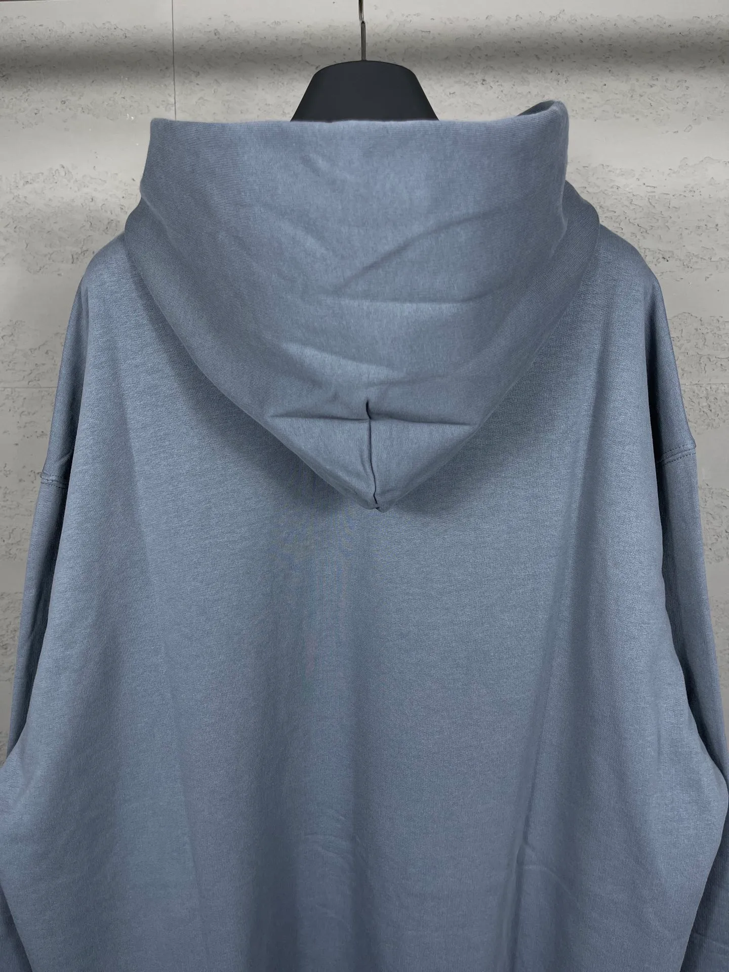🅿️310 real photos [Top version. Official website quality] BALENCI*GA/Paris. Classic style. 22SS#BALENCI*GA# Portrait band direct-printed hooded sweatshirt. Brick cabinet synchronization. The fabric is made of Paris ZP custom-woven and dyed cotton sweatshirt. The weight is 450 grams, the cloth surface is clean. The cloth pattern is clear, soft and comfortable. The threads are woven and dyed with no color difference. The classic pattern is printed with Kornit direct-injection printing, which has no hand feel and a three-dimensional effect, restoring the brick cabinet. The version adopts the OS loose shoulder version. Same style for men and women. Code: BL238055 Color: Black. White. Medium gray Size: XS S M L