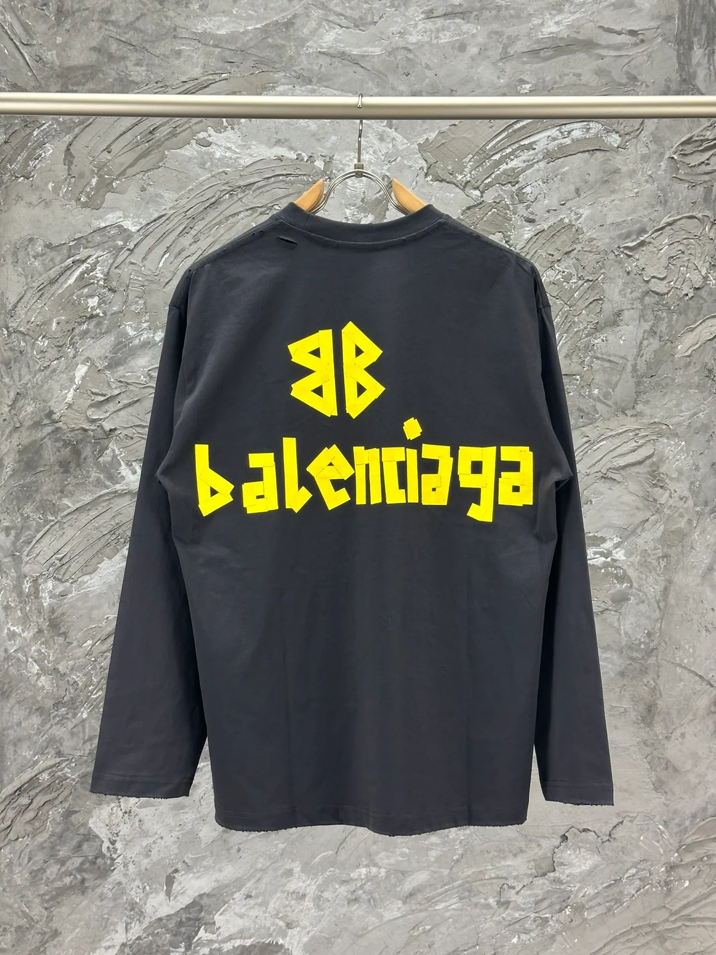 🅿️250 - BALENCI*GA Paris tape series printed washed distressed long sleeves. The fabric is made of 280g Paris-specific double yarns * high weight 1:1 double yarn rib. The front and rear panels are made of imported Kornit machine direct-injection printing technology. Old-fashioned + multi-position cutting and wear-making process. Two high-temperature shaping washes. os dropped shoulders, loose version, same style for men and women -Color: off-white, iron gray, burgundy, green, black blue, fog blue -SIZE: XS S M L style number 8602#