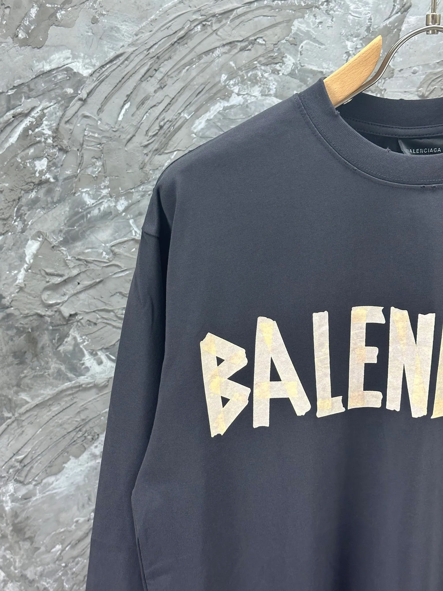 🅿️250 - BALENCI*GA Paris tape series printed washed distressed long sleeves. The fabric is made of 280g Paris-specific double yarns * high weight 1:1 double yarn rib. The front and rear panels are made of imported Kornit machine direct-injection printing technology. Old-fashioned + multi-position cutting and wear-making process. Two high-temperature shaping washes. os dropped shoulders, loose version, same style for men and women -Color: off-white, iron gray, burgundy, green, black blue, fog blue -SIZE: XS S M L style number 8602#
